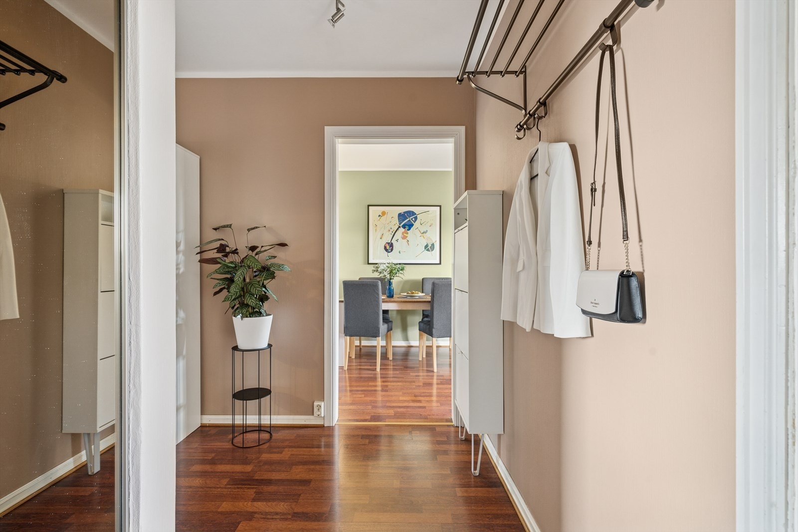 Velkommen inn - En hyggelig entré ønsker deg velkommen hjem. Galleribilde