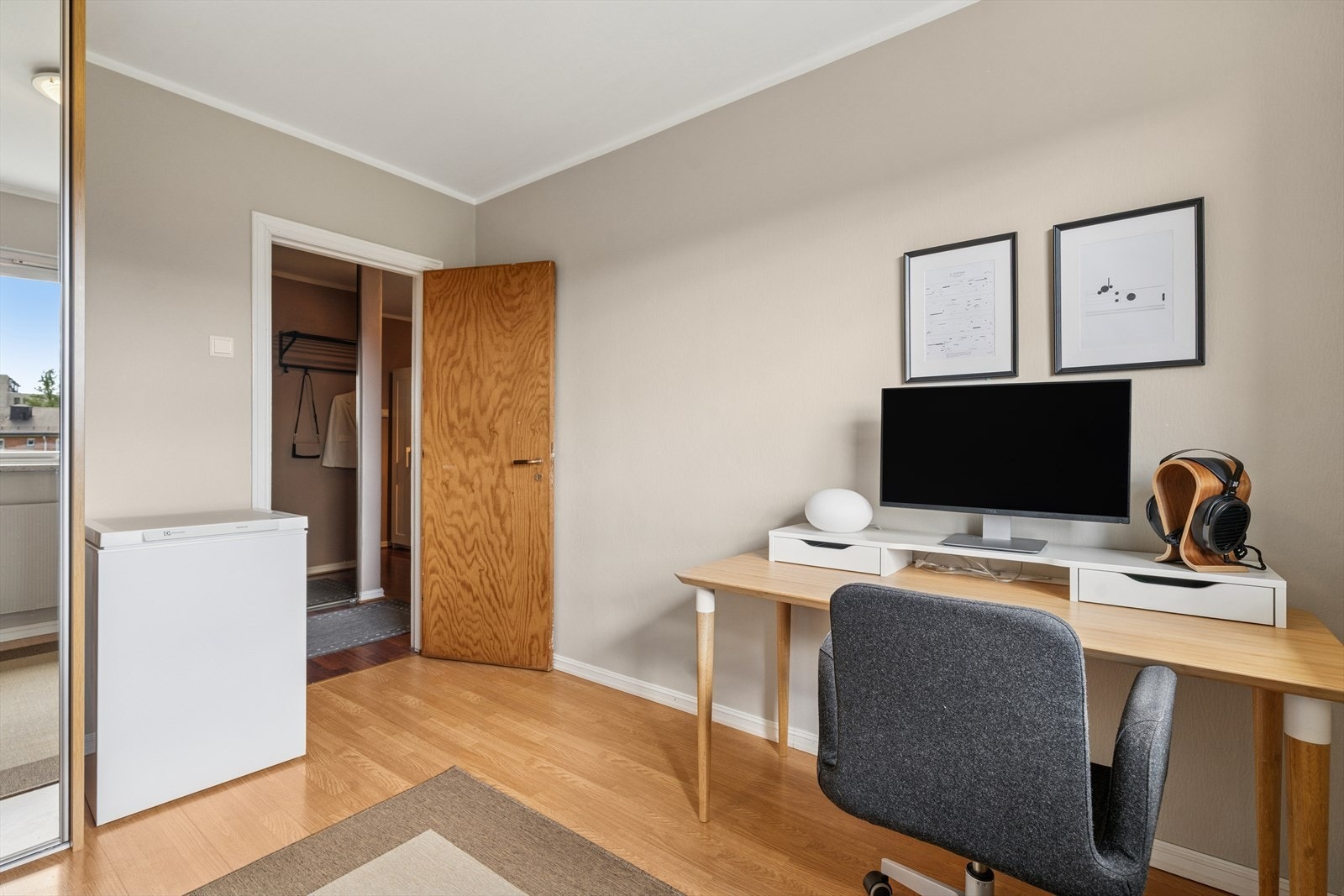 Boligen har II soverom av god størrelse med plassbygget skyvedørsgarderobe på begge rom. Galleribilde