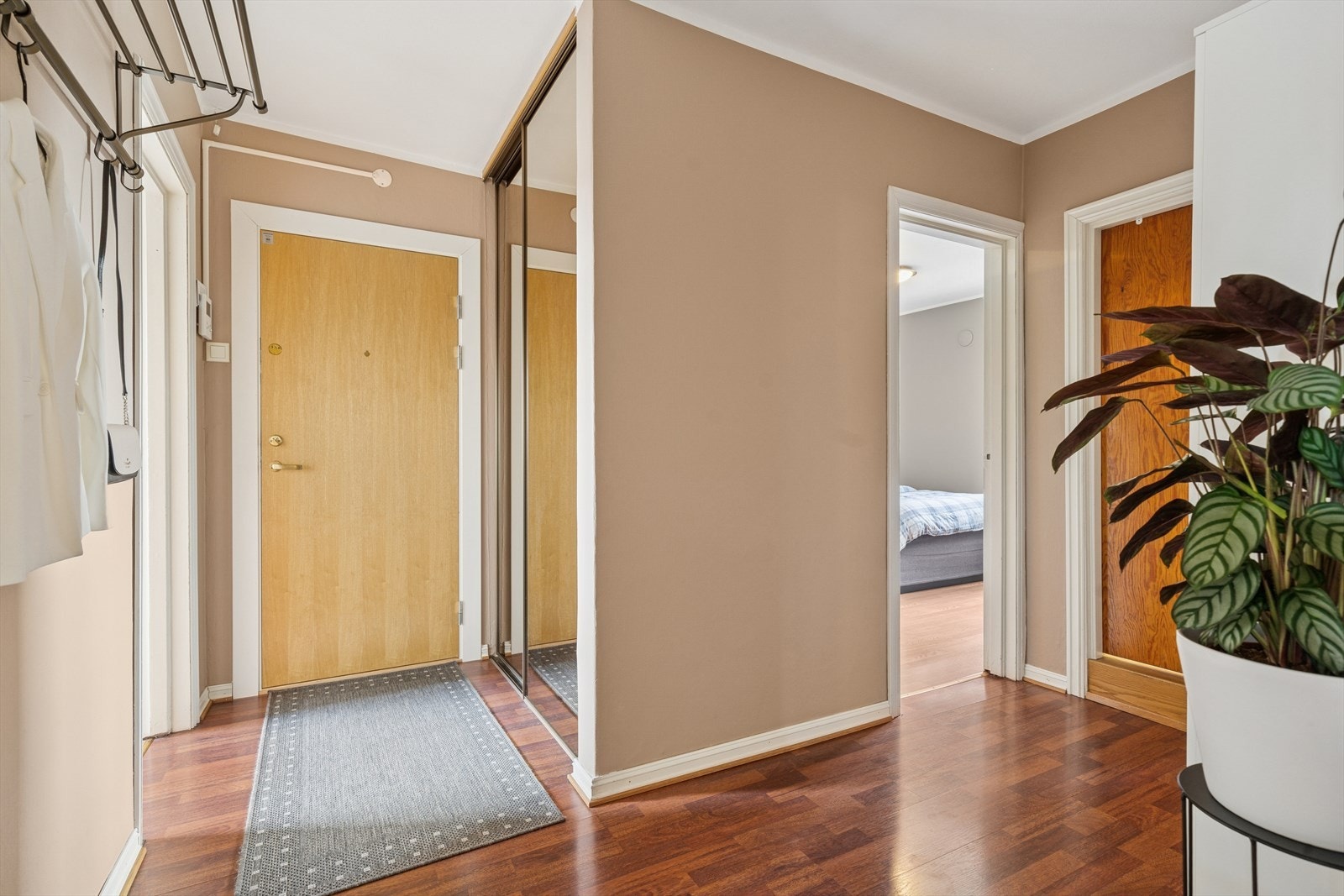 Det er god plass til lagring og oppbevaringsmuligheter i skyvedørsgarderobe. Galleribilde