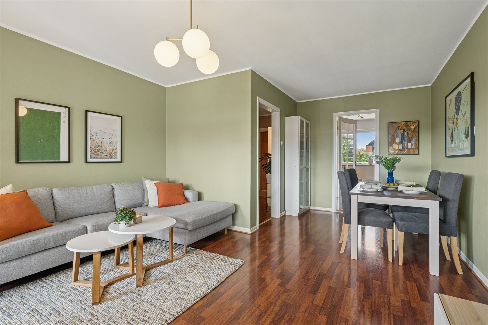 Her har du en god løsning med stue og spisestue som inviterer til sosialt samvær. Galleribilde