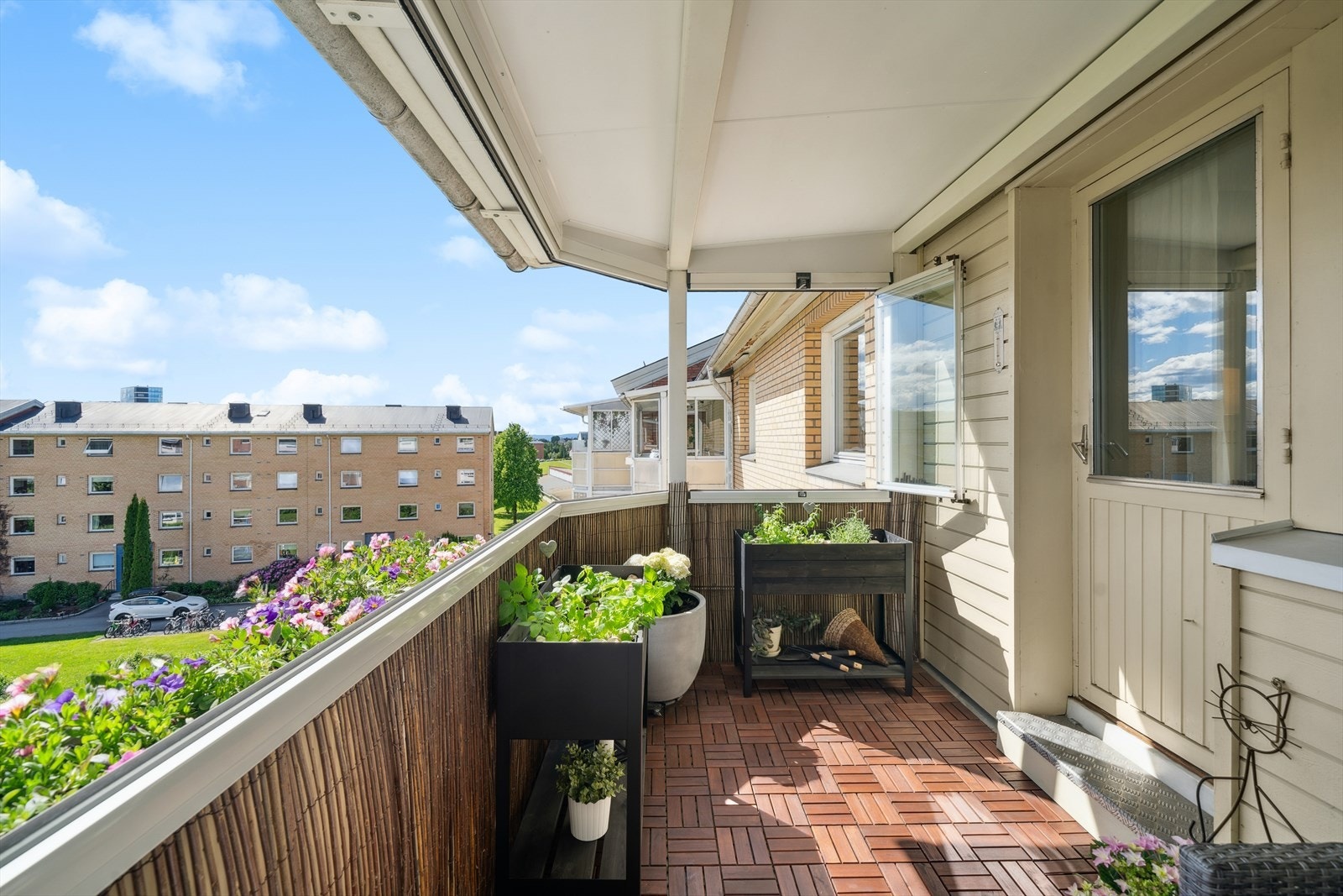 Stor solrik balkong med mulighet til å trekke med glassvegger. Galleribilde