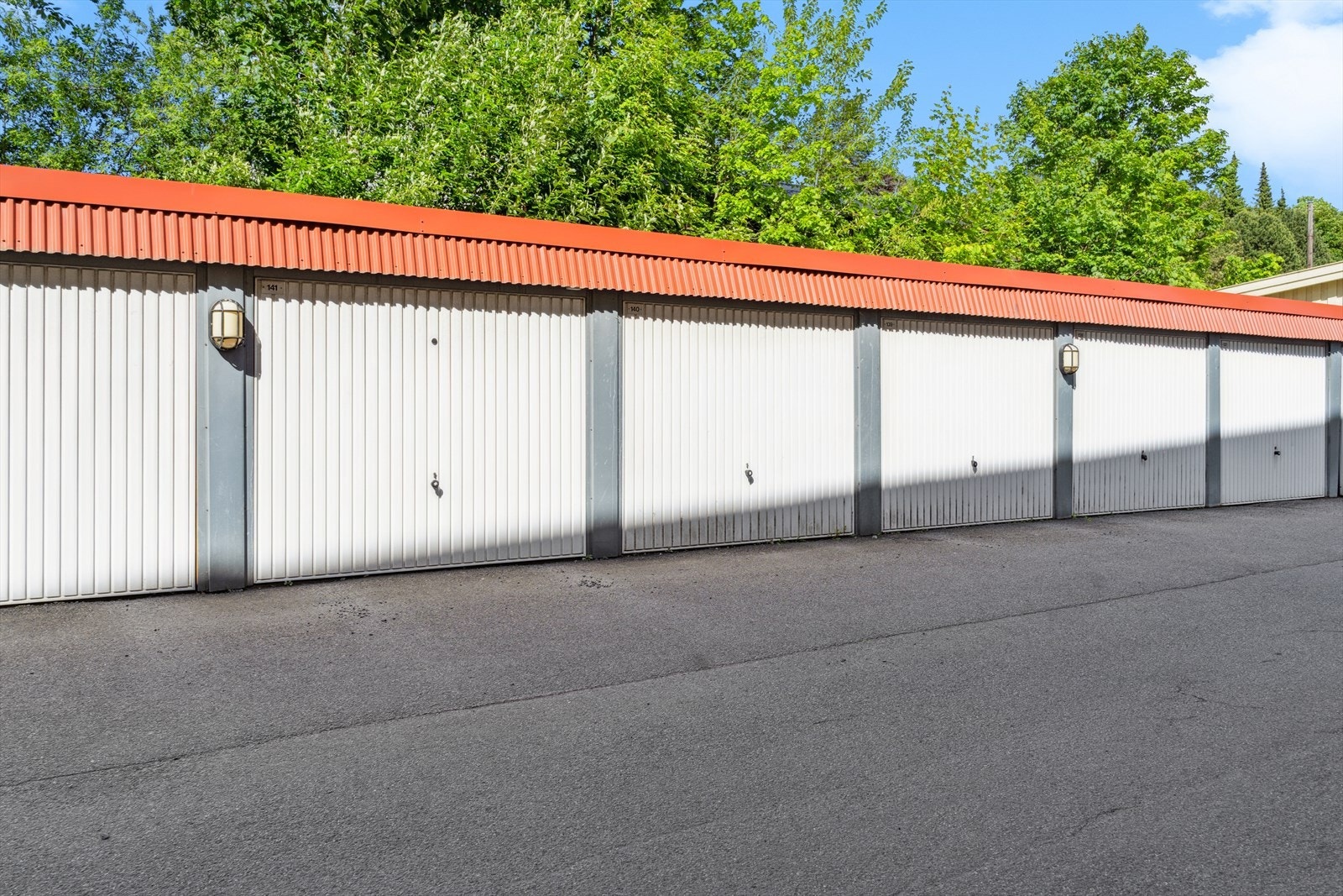 Boligen disponerer egen garasjeplass med lader. Du kan se garasjen fra boligens kjøkkenvindu og soveromsvindu. Galleribilde