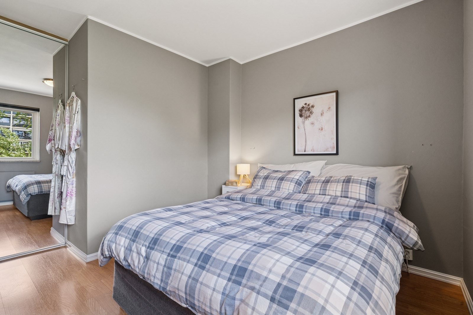 Soverom med god plass til seng og oppbevaring i plassbygget skyvedørsgarderobe. Galleribilde