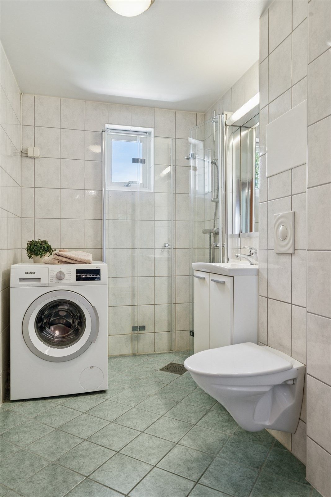 Flislagt baderom tatt i regi av borettslaget i 2004-2006 med gulvvarme. Galleribilde