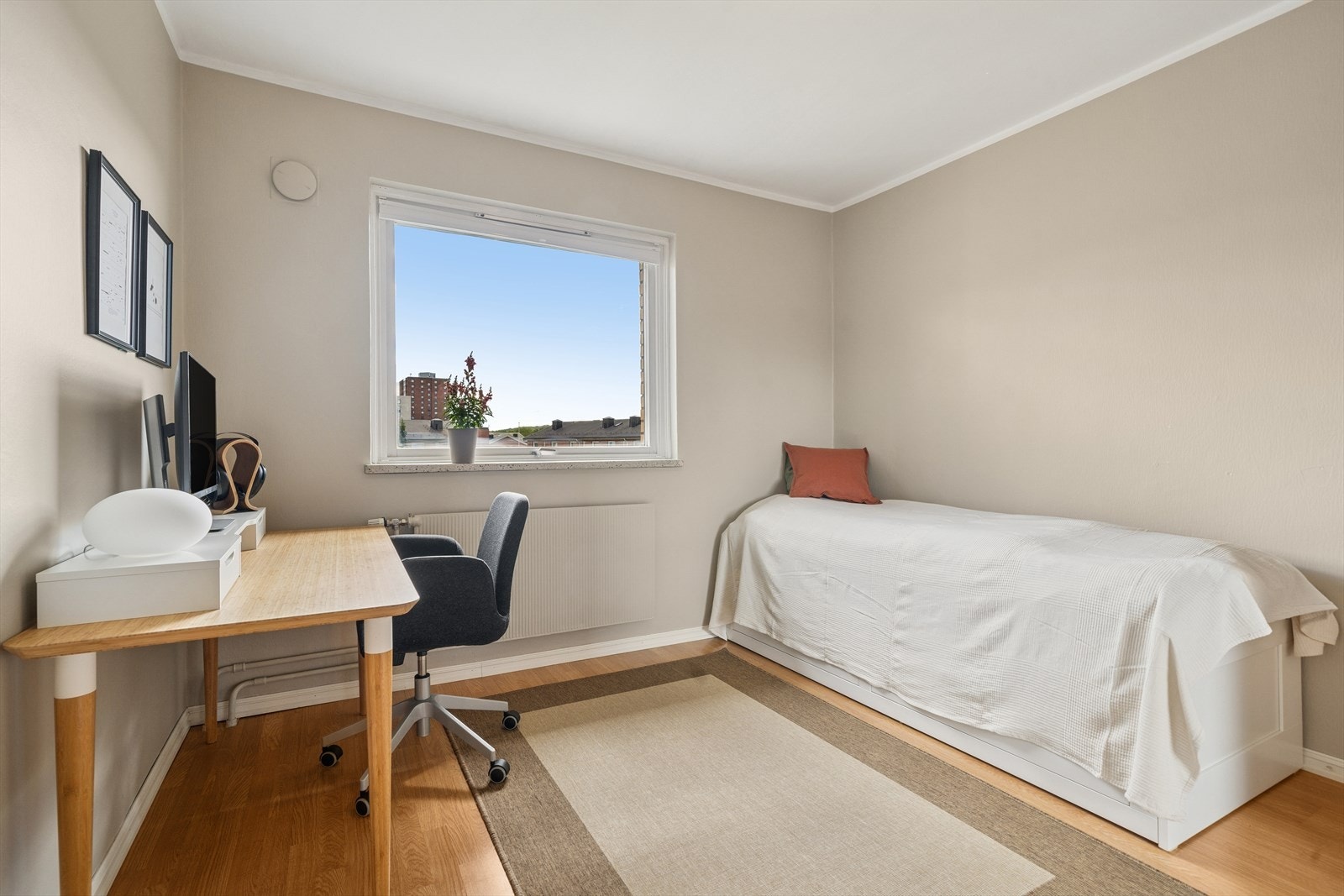 Soverom II er et lyst og nøytralt rom som passer perfekt som gjesterom, barnerom eller hjemmekontor. Galleribilde