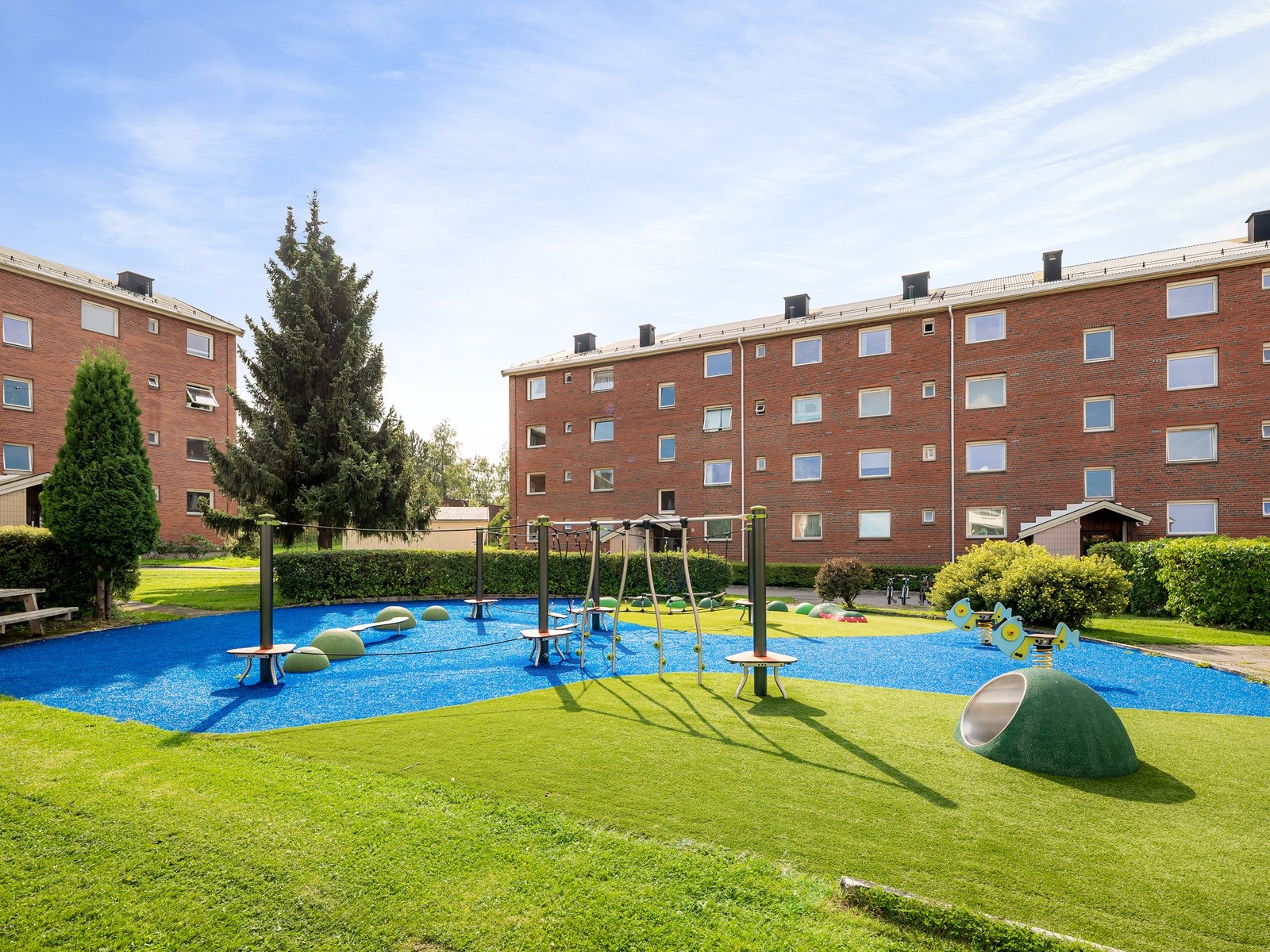 Opparbeidet uteareal med lekeapparater til barn. Galleribilde