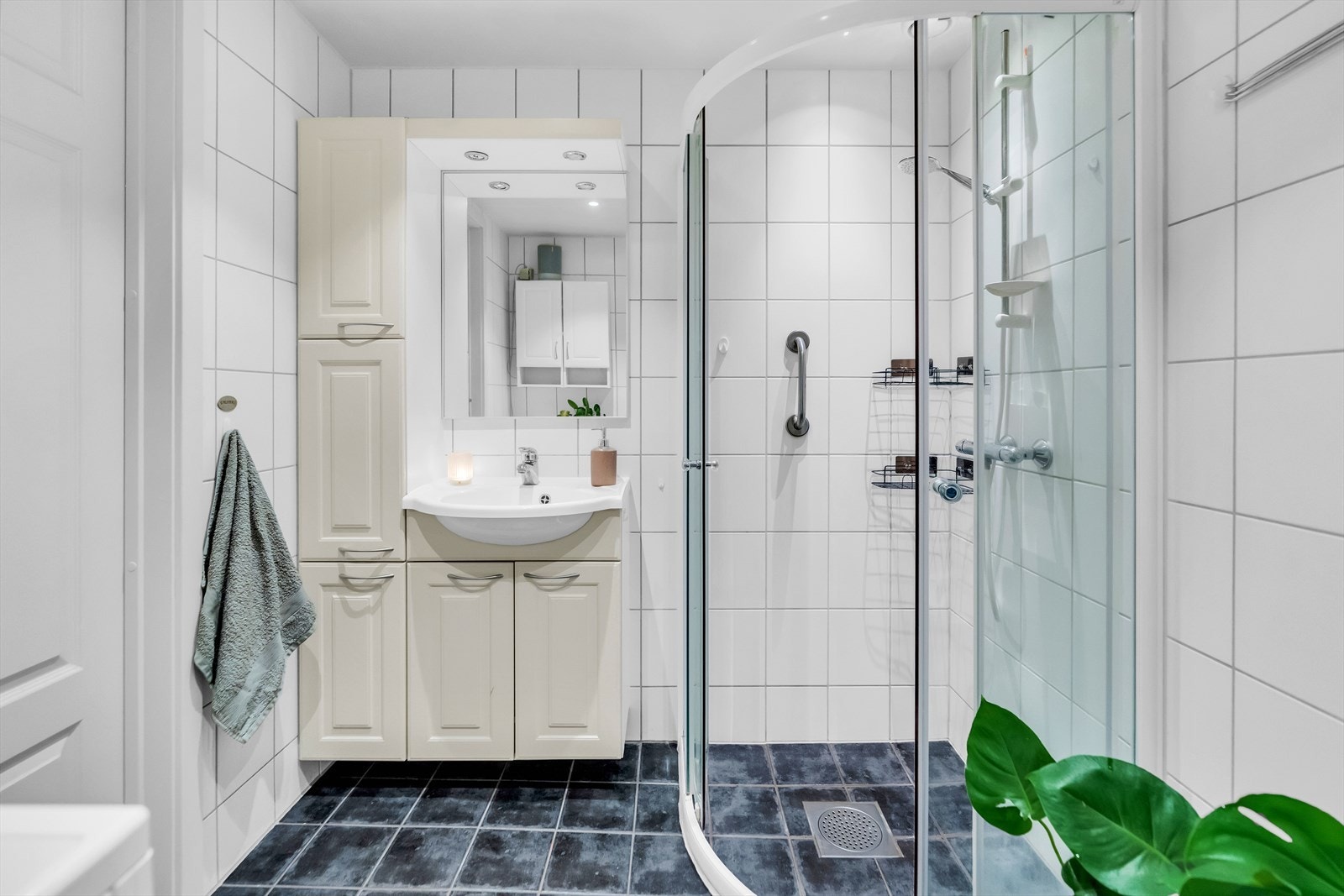 Under servanten er det montert et benkeskap med profilerte fronter. I tillegg har badet opplegg for vaskemaskin. Galleribilde