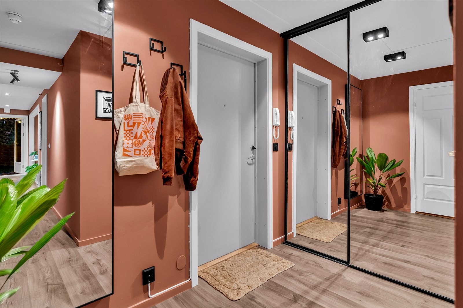 Leiligheten har en lys og innbydende entré, med god plass til å henge fra seg yttertøy i praktisk skyvedørsgarderobe med speilfronter. Dørcalling med åpner gjør det enkelt å slippe inn gjester fra bakkeplan. Galleribilde