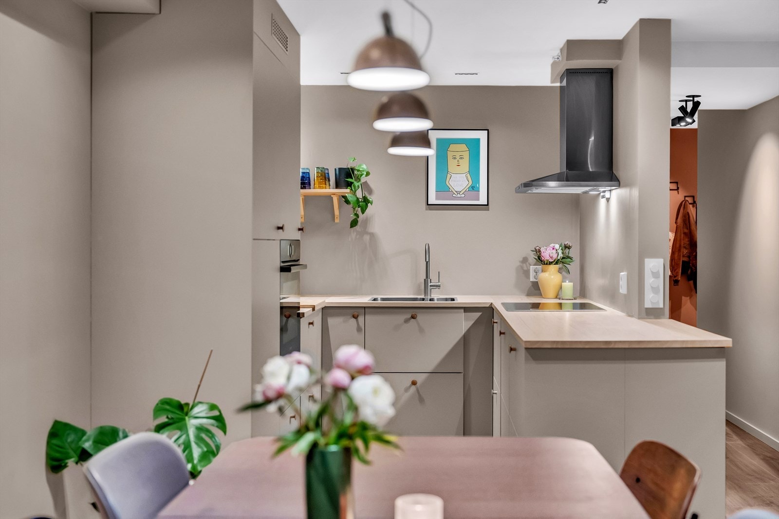 Innredningen har skap med glatte fronter, samt en laminat benkeplate med nedfelt kum i rustfritt stål. Galleribilde