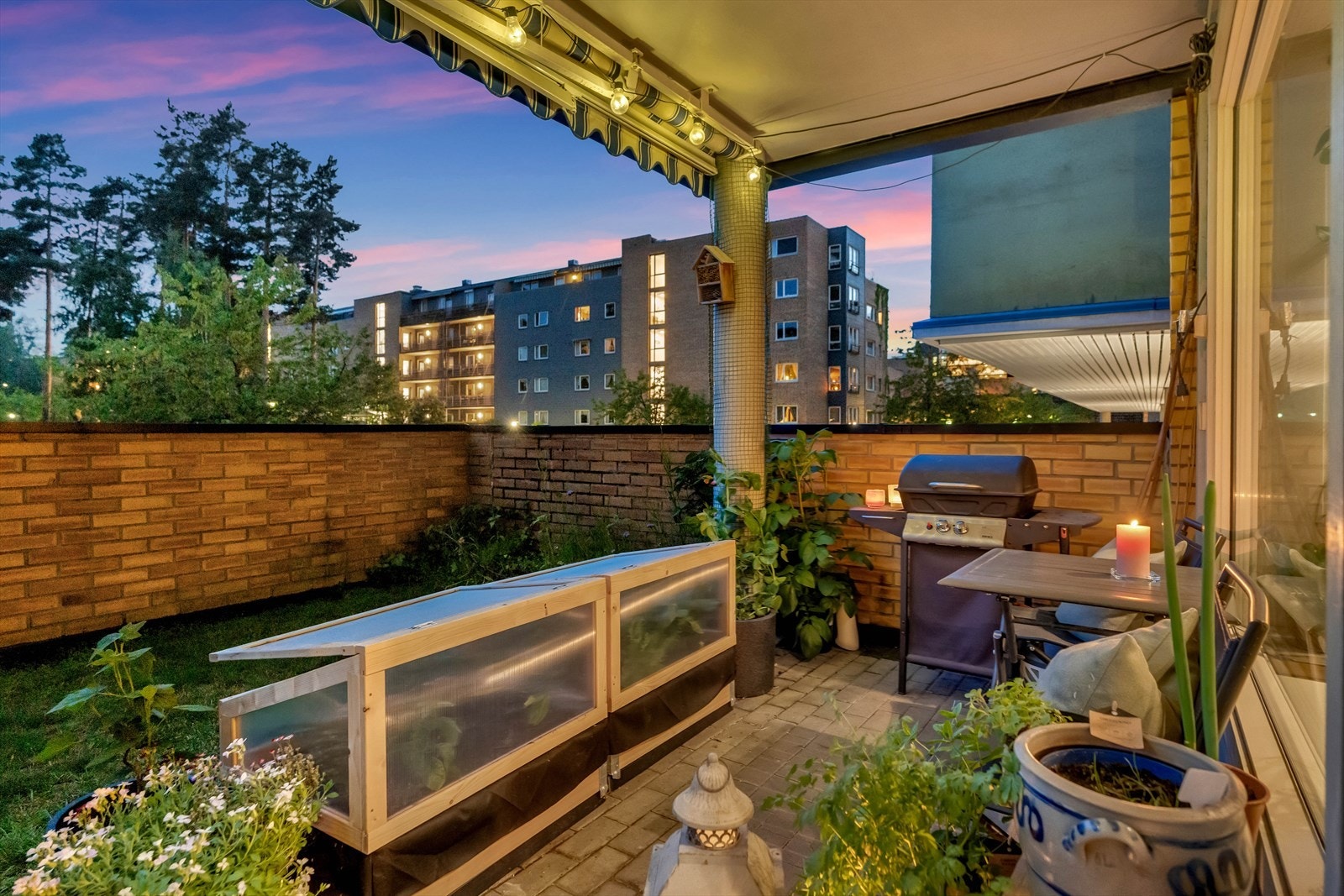 Videre er det utgang til en sydvendt markterrasse med belegningsstein på 13 m². Galleribilde