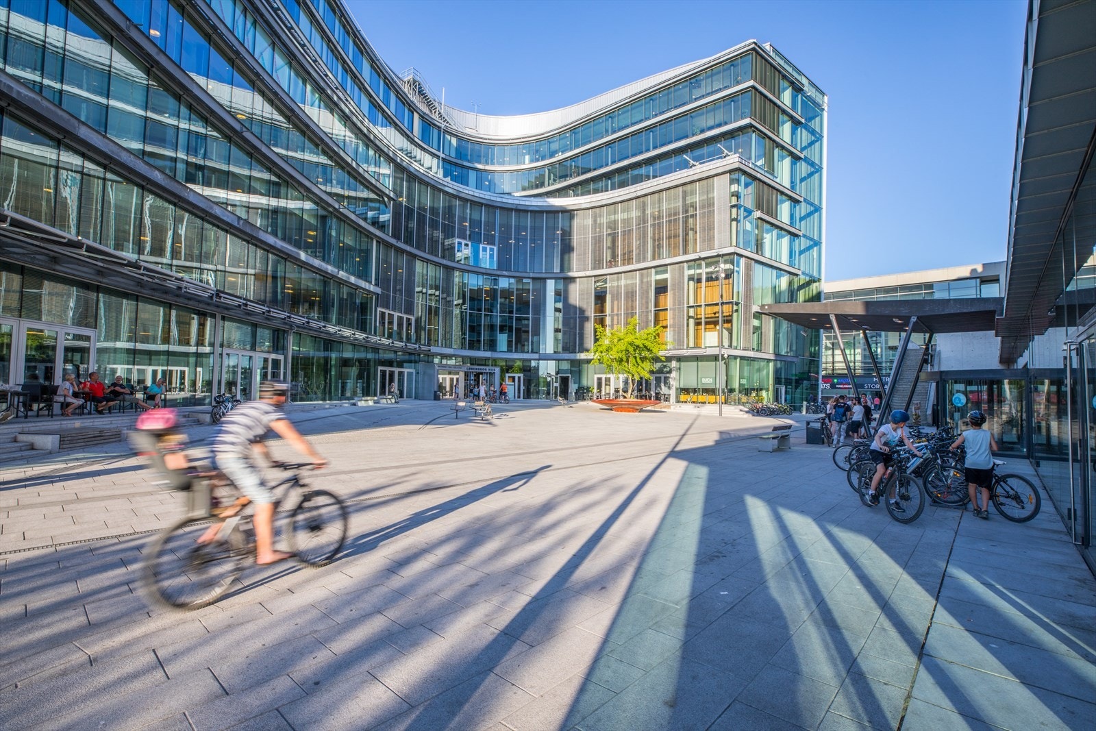 Populære Lørenskog Hus kan absolutt anbefales. Dette er et levende kultursenter med bl.a. kino, konserter, festivaler, et flott bibliotek og kulturskole. Galleribilde
