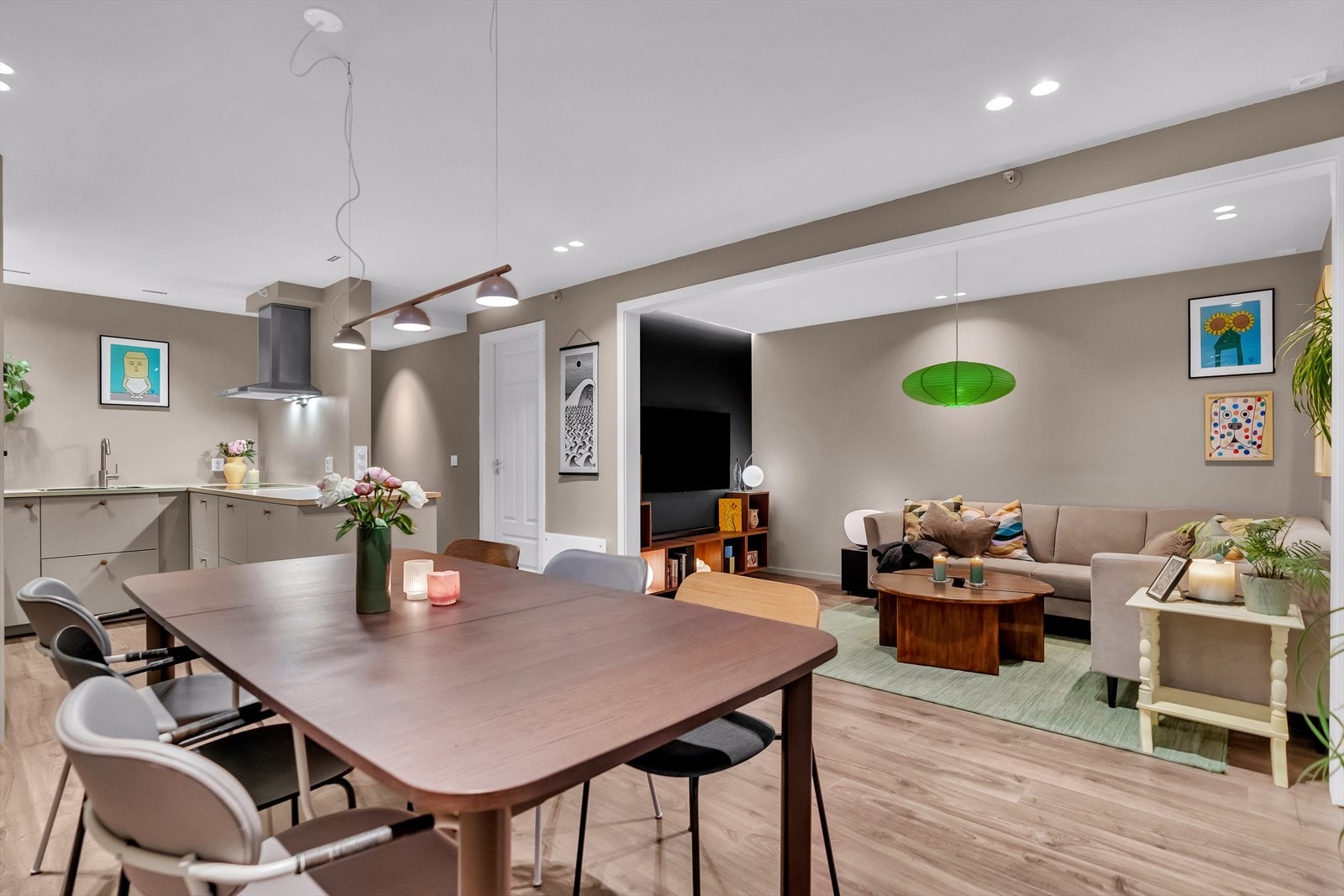 Leiligheten har godt med belysning både fra downlights og fra lampeuttak over spisebord og over sofaseksjonen. Galleribilde