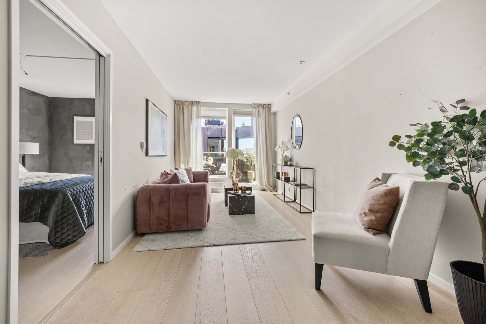 Rommet er malt i tidsriktige farger, og gir et moderne og innbydende inntrykk. Galleribilde