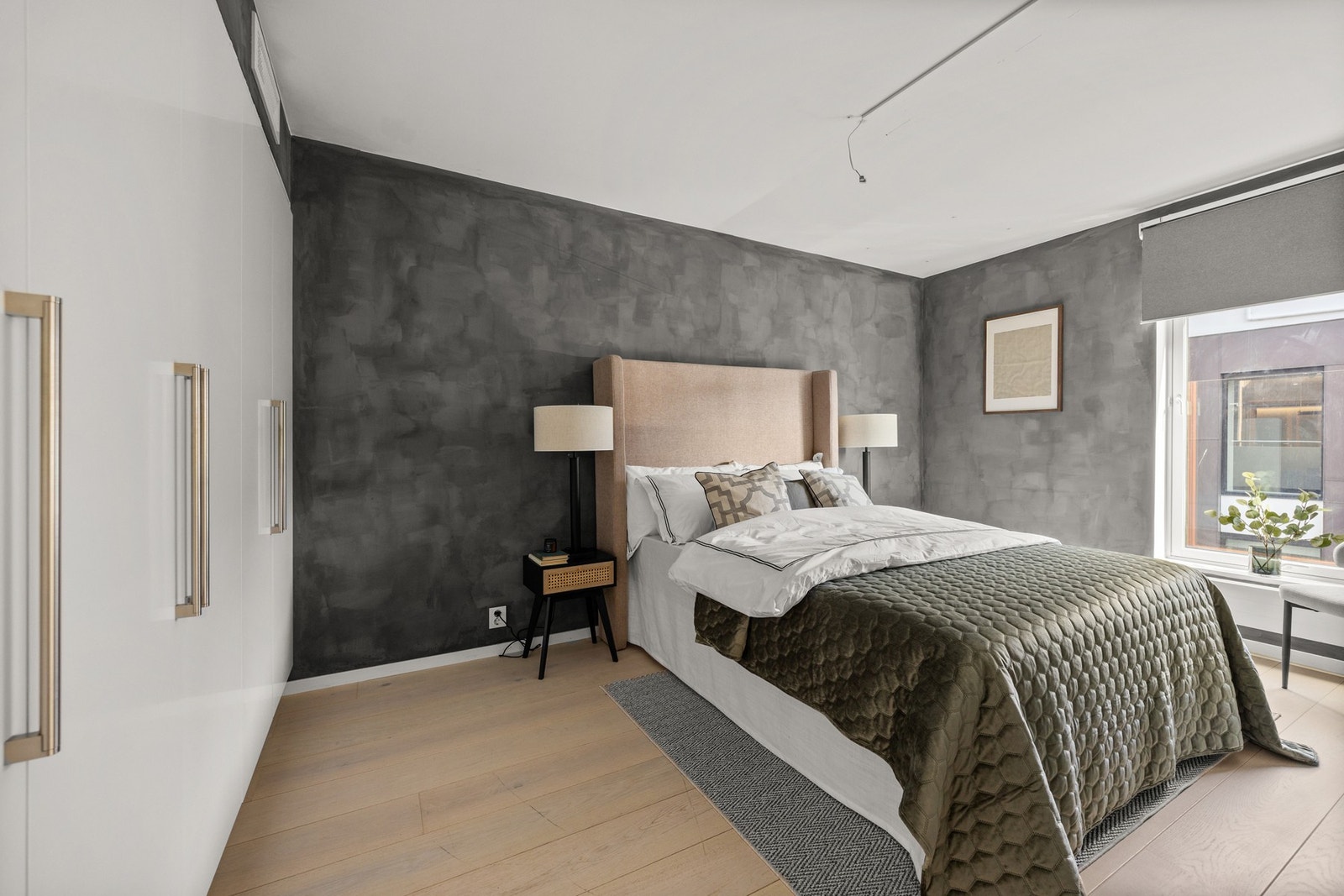 Soverommet er av god størrelse og har et praktisk garderobeskap med gode oppbevaringsmuligheter. Galleribilde