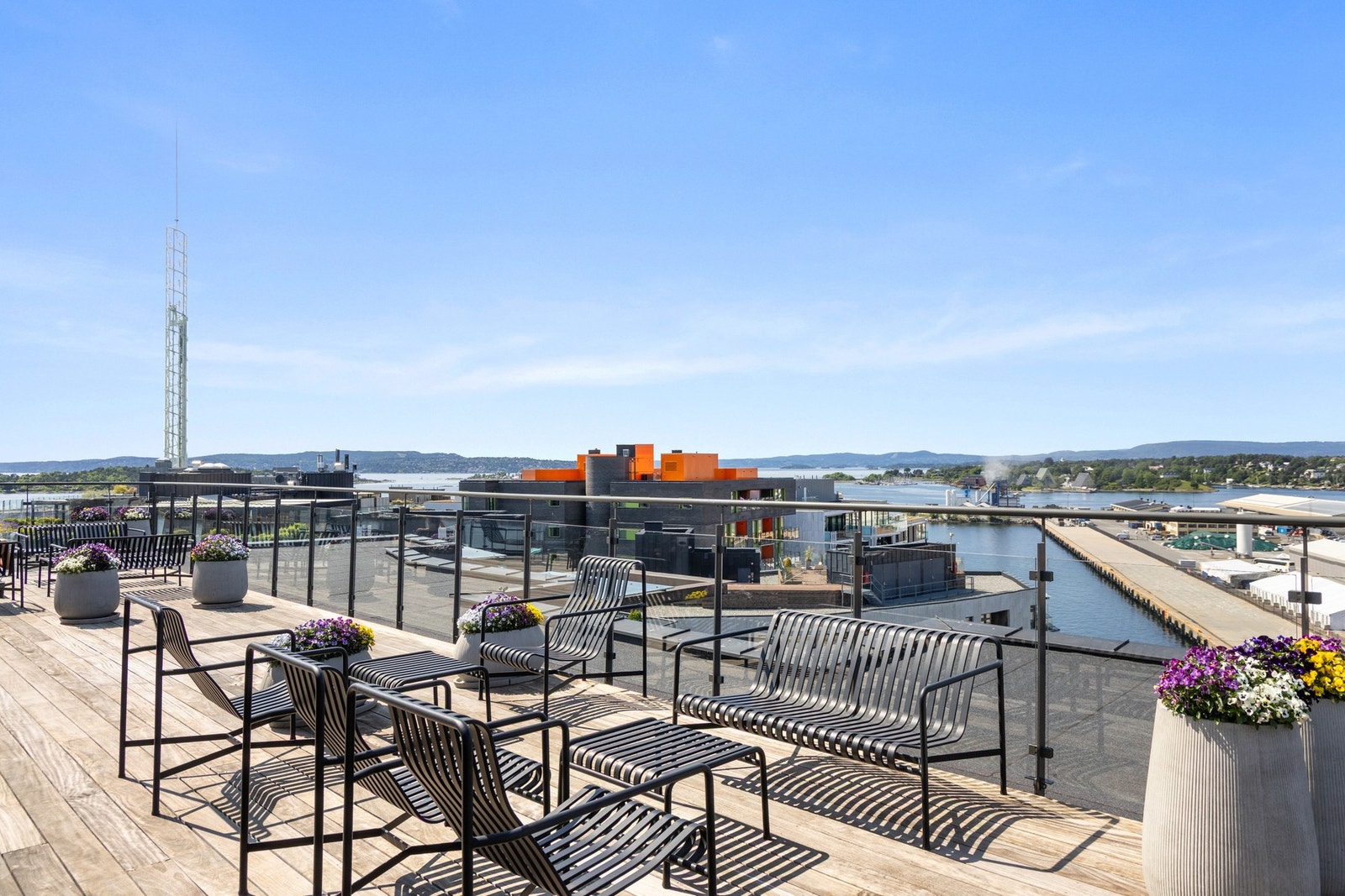 Leiligheten byr i tillegg på en felles takterrasse to etasjer opp. Galleribilde