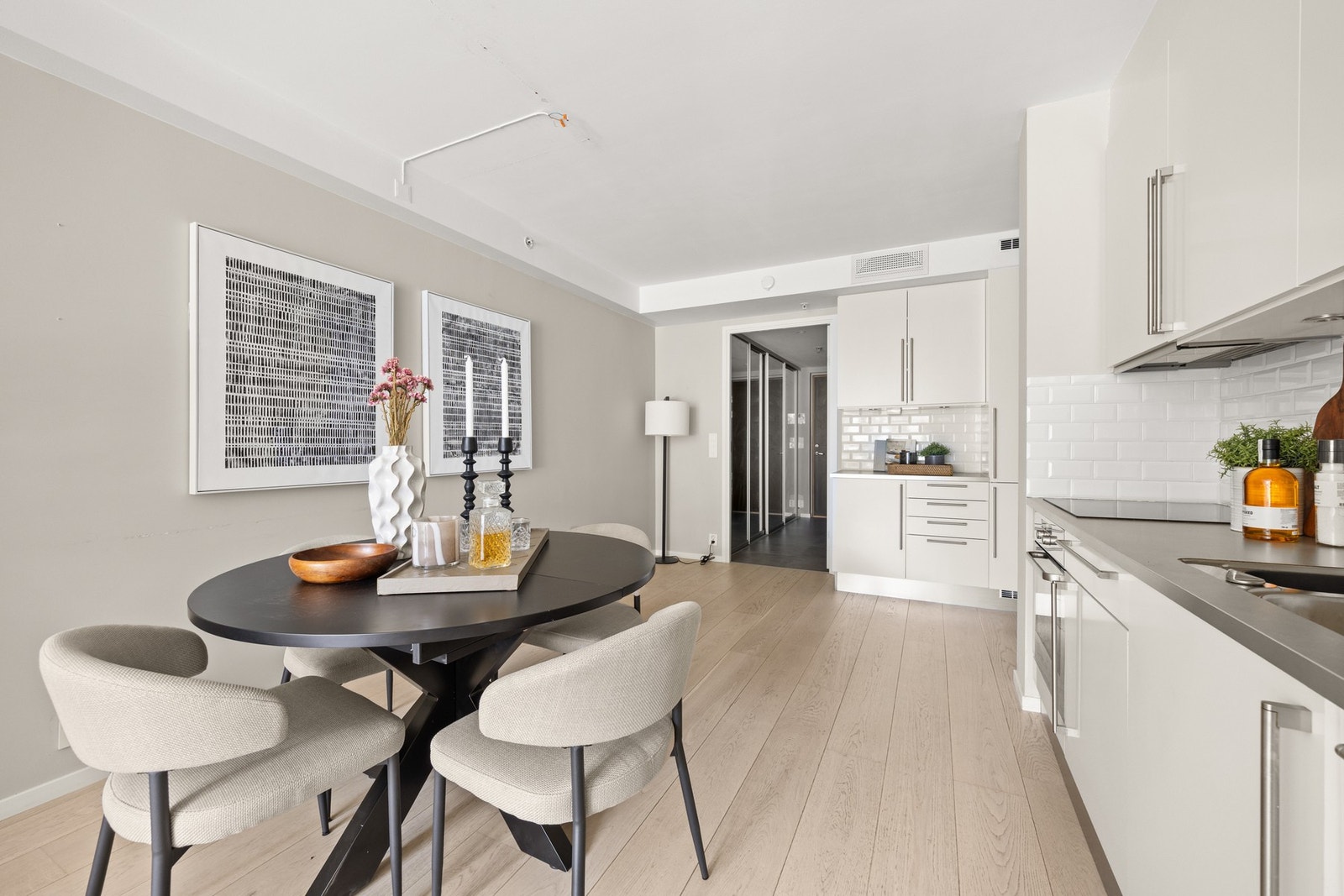 Ved kjøkkenet er det plass til en spisegruppe. Galleribilde