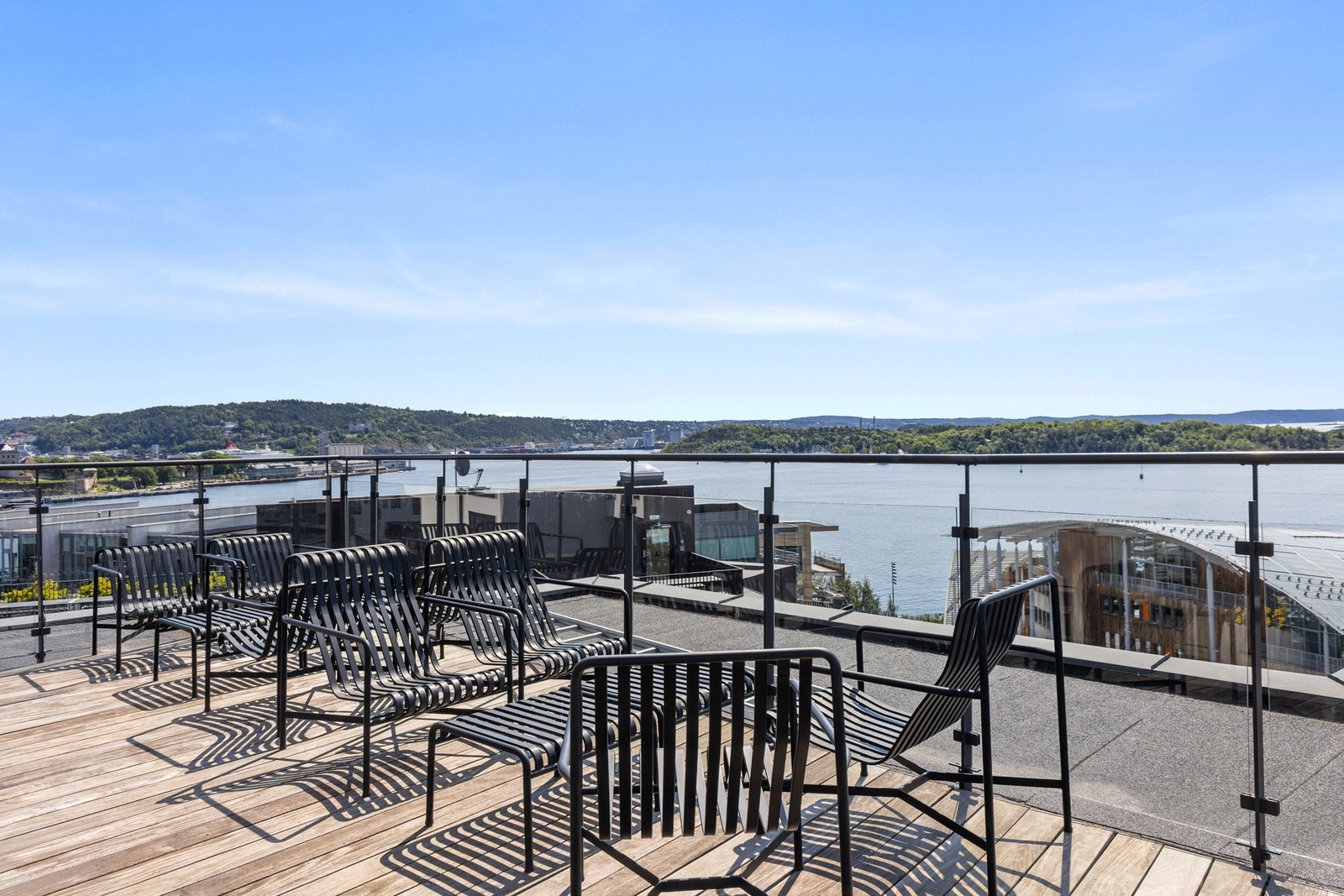 Leiligheten ligger idyllisk til helt ytterst mot sjøkanten - et signaturbygg med en av Tjuvholmens mest attraktive beliggenheter. Galleribilde