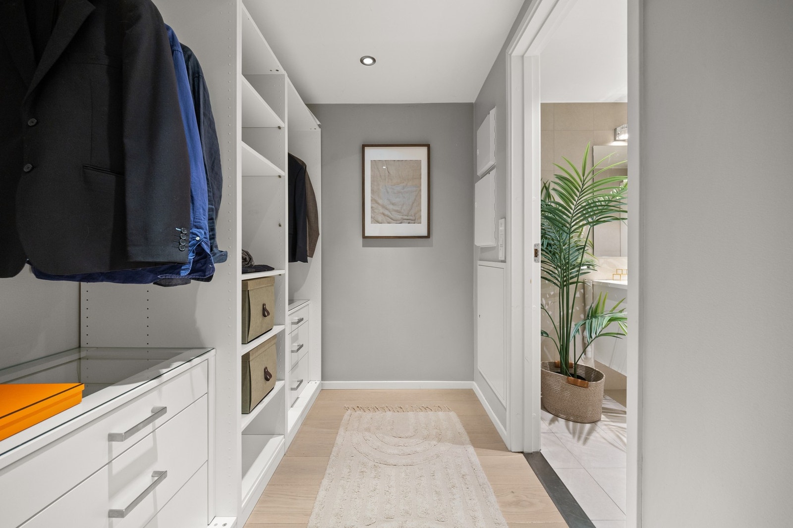 Det er også en praktisk bod / omkledningsrom ved baderommet. Galleribilde