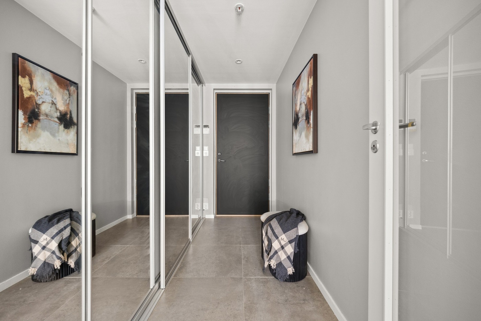 Her er det også en praktisk skyvedørsgarderobe. Galleribilde