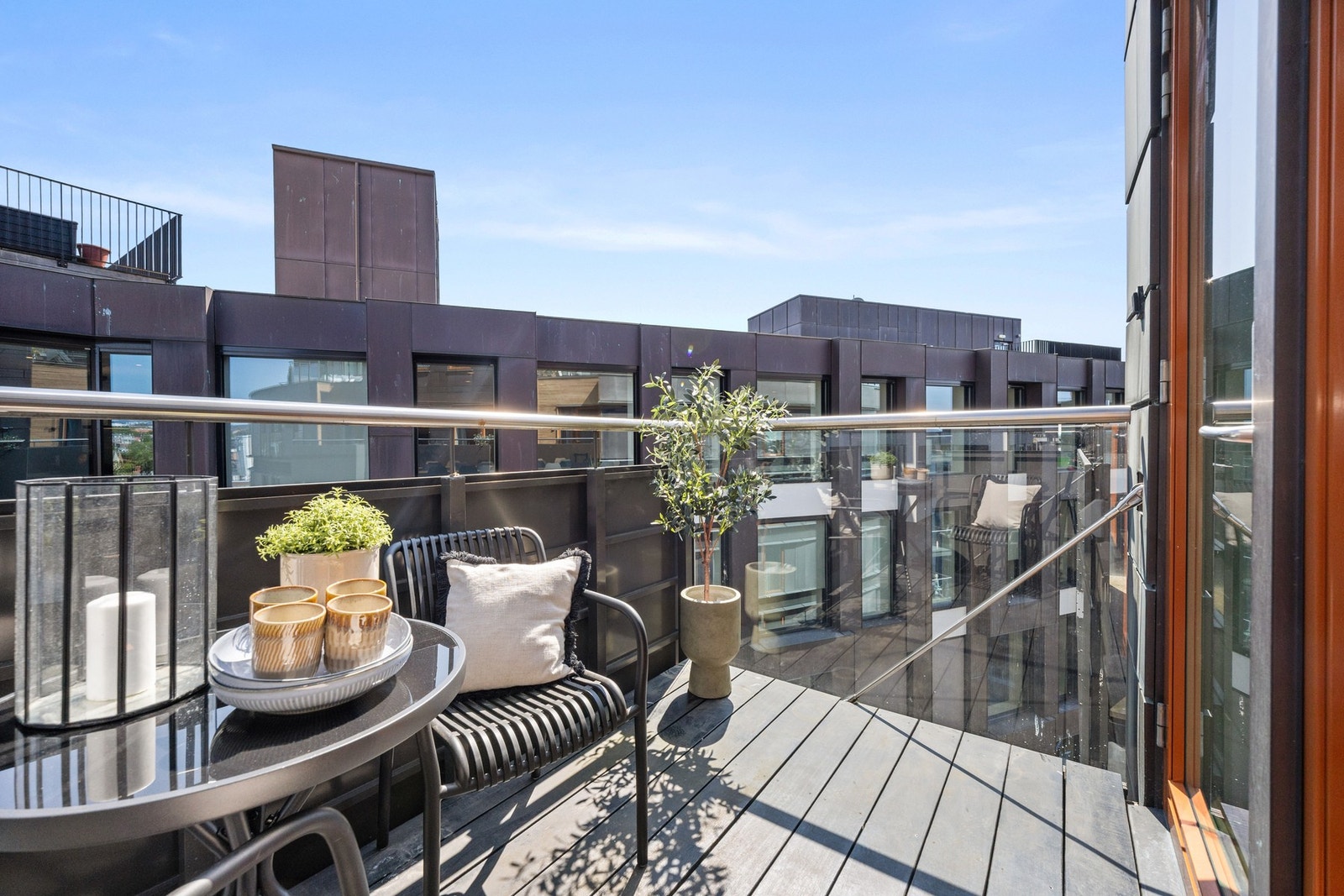 Balkongen har utsyn i begge retninger. Galleribilde