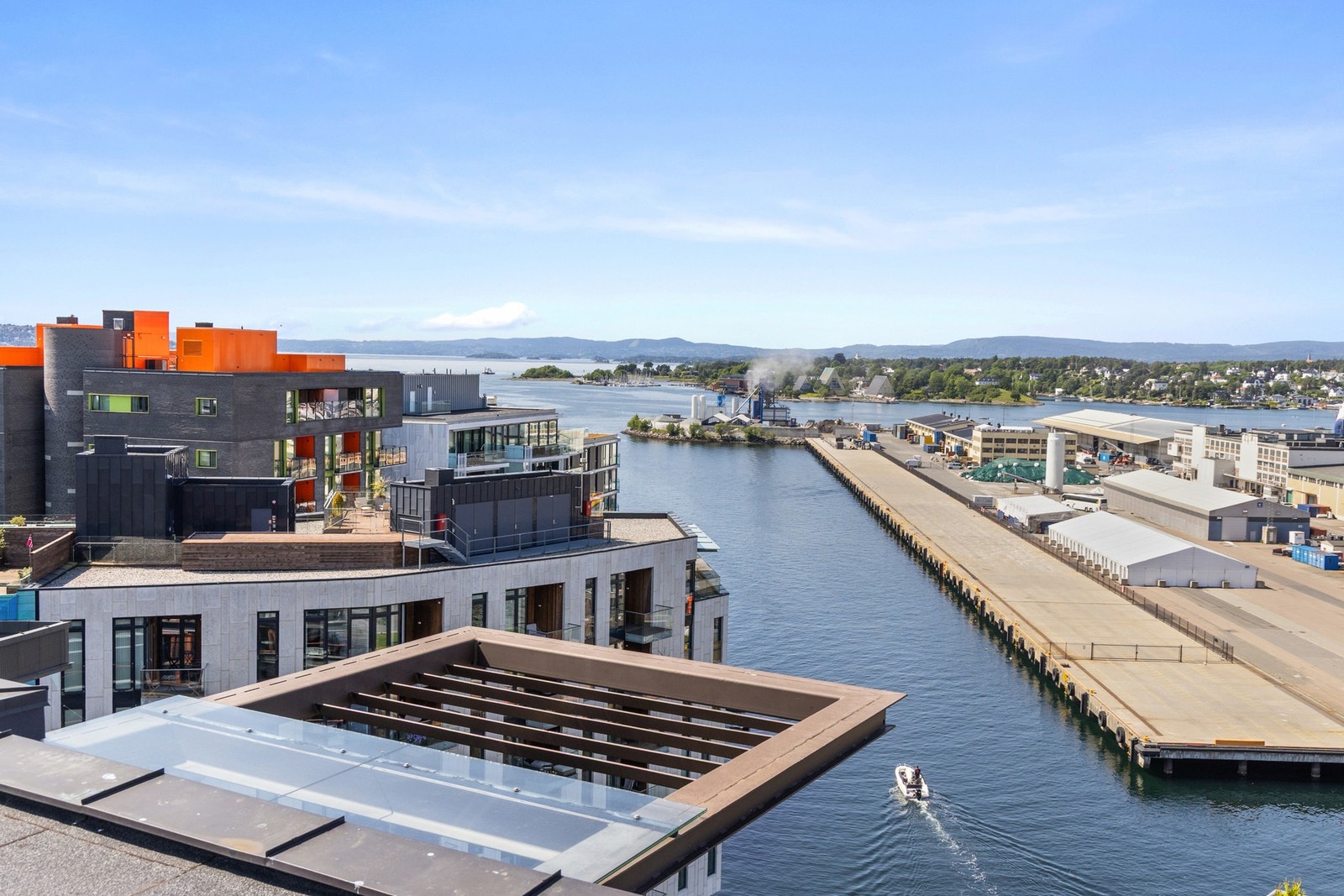 Både mot fjorden og generelt området rundt. Galleribilde