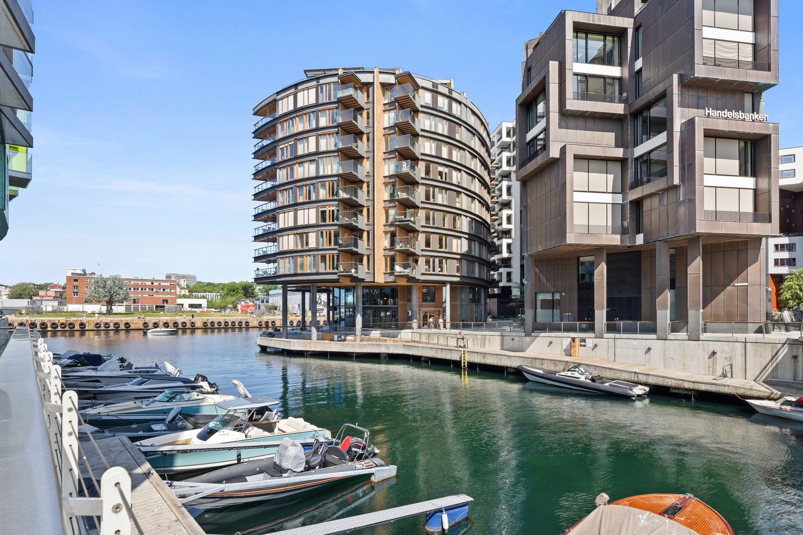 Området er kjent på internasjonalt nivå for dens varierte og unike arkitektur på byggene - Tjuvholmen ble i 2014 tildelt Global Award for Excellence Winner fra det internasjonale Urban Land Institute. Galleribilde