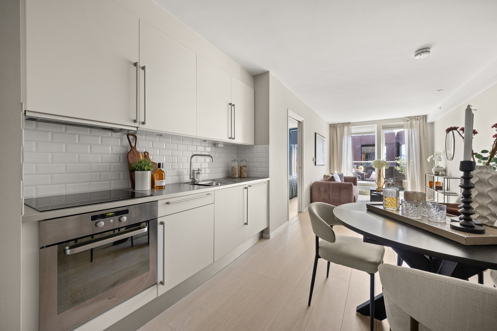 Kjøkkenet har integrerte hvitevarer som oppvaskmaskin, stekeovn, induksjonstopp og kombinert kjøl/frys. Galleribilde