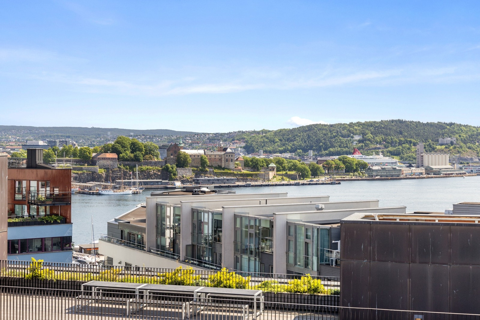 Her kan lange solrike dager nytes med utsikten i bakgrunn. Galleribilde