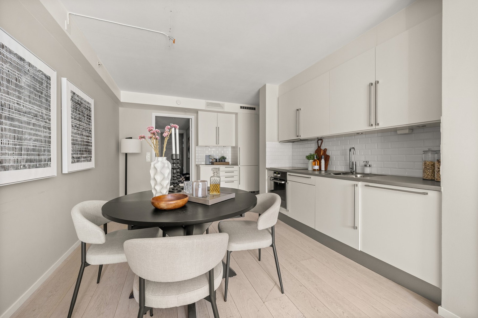 Den åpne løsningen skaper en sosial atmosfære. Galleribilde