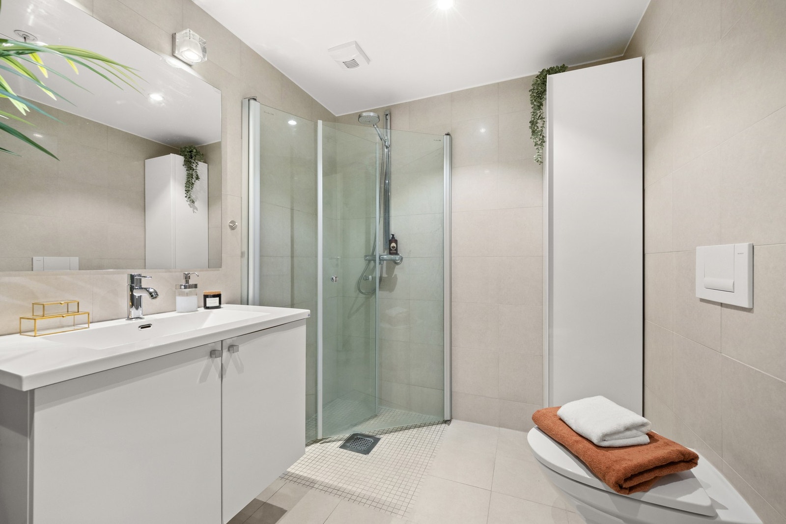 Pent flislagt baderom med opplegg for vaskemaskin. Galleribilde