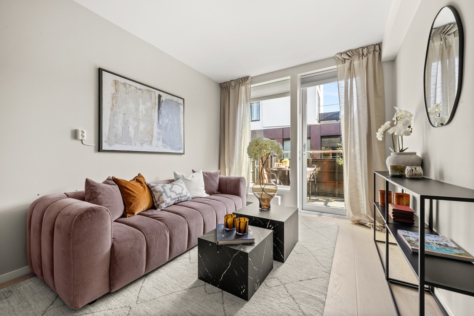 Det er god plass til sofa, tv-benk eller annet ønskelig møblement. Galleribilde