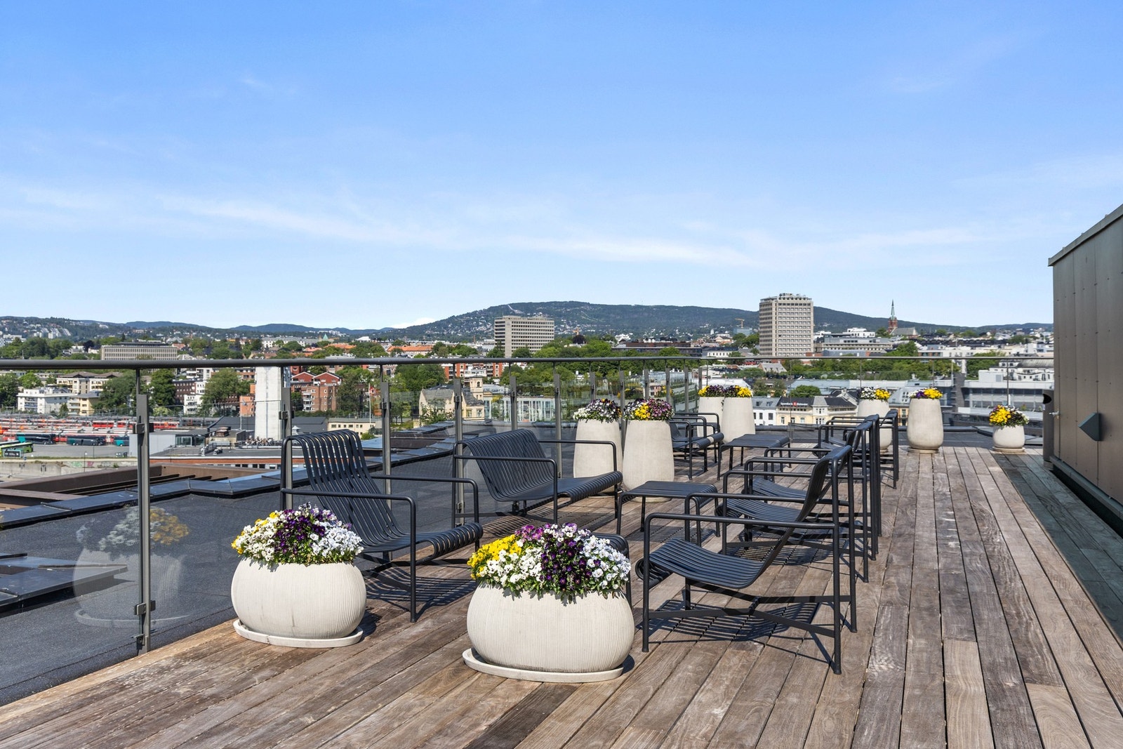 Det er plassert flere utemøbler som kan benyttes av sameierne. Galleribilde