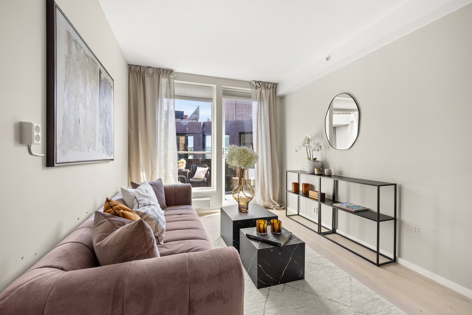 Stuen fremstår som lys takket være store vindusflater som slipper inn rikelig med lysinnslipp. Galleribilde