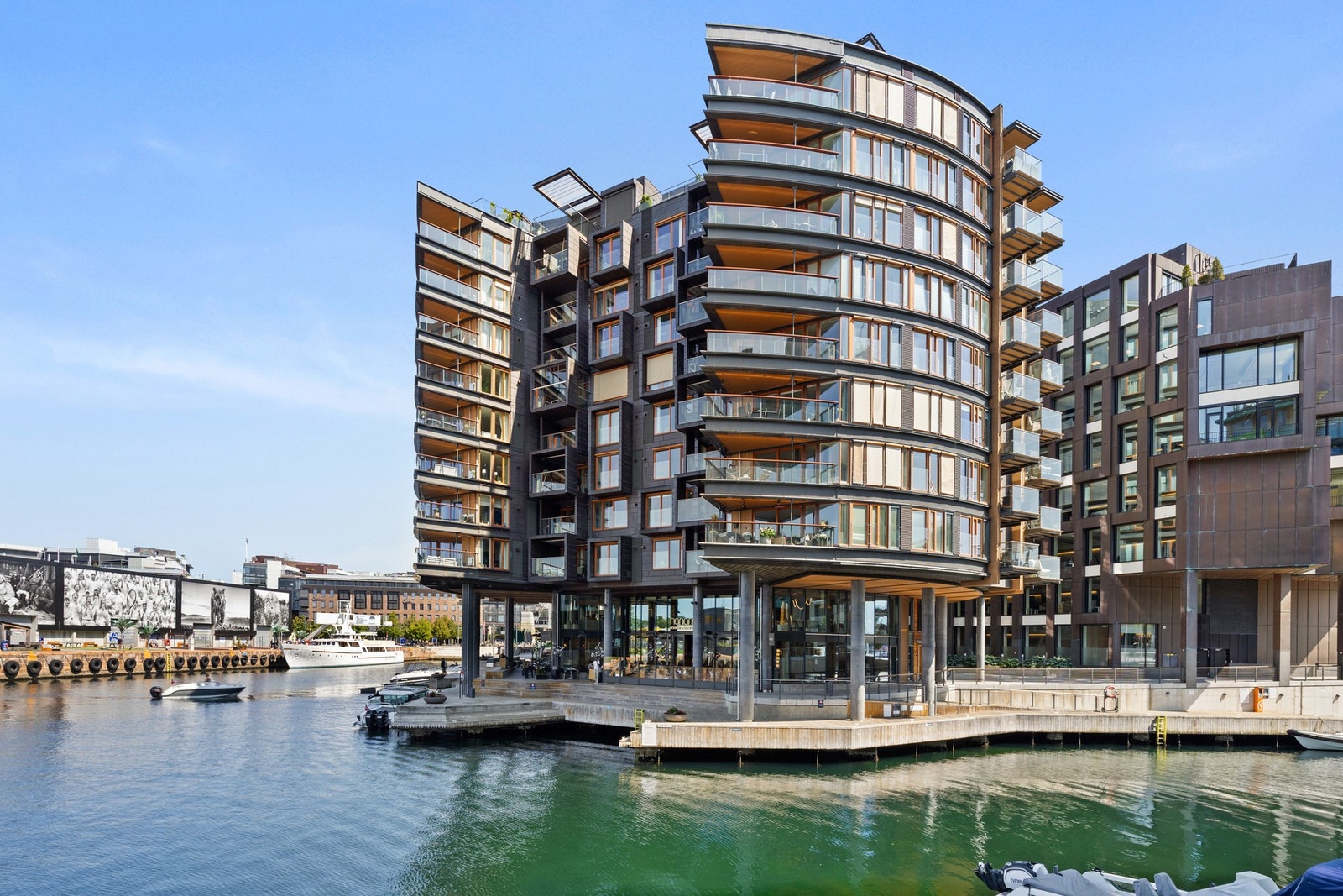 Tjuvholmen ligger svært sentralt til i et urbant strøk helt nede ved vannkanten og fremstår som et av Oslos fremste prestisjeområder. Galleribilde