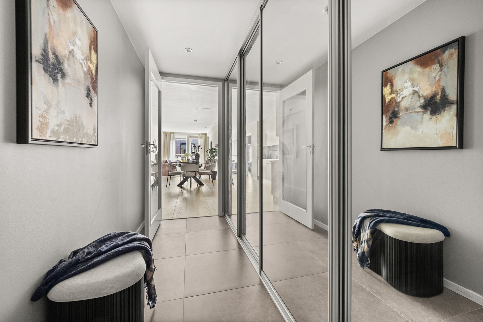 Velkommen hjem! Leiligheten har en innbydende entré som gir et godt førsteinntrykk av leiligheten. Galleribilde