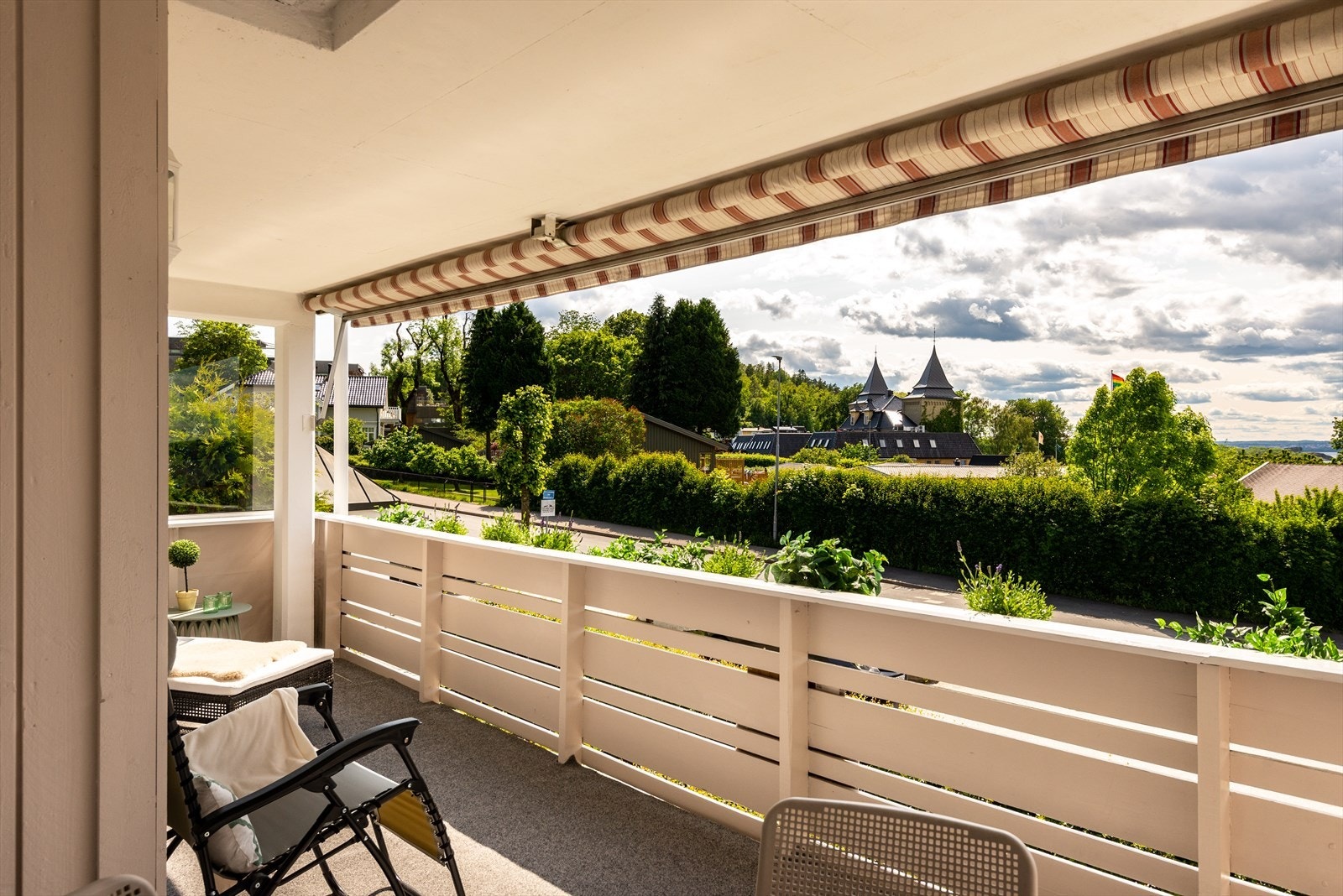 Utsikt mot Refsnes Gods. Anerkjent hotell og resturant. Galleribilde