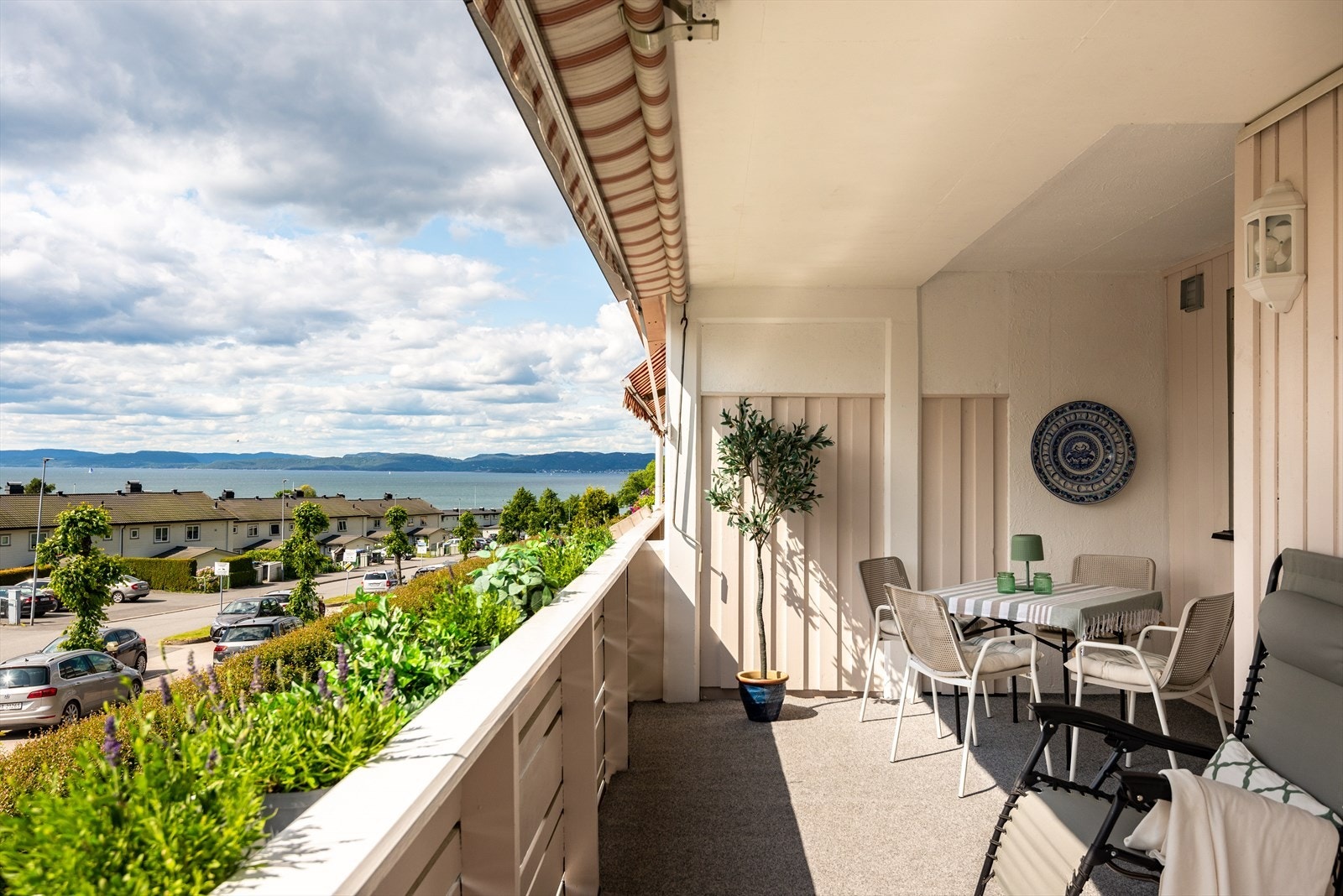 Åpen og lys leilighet med enkel adkomst. Overbygget terrasse med kveldssol og flott utsikt over Oslofjorden. Galleribilde