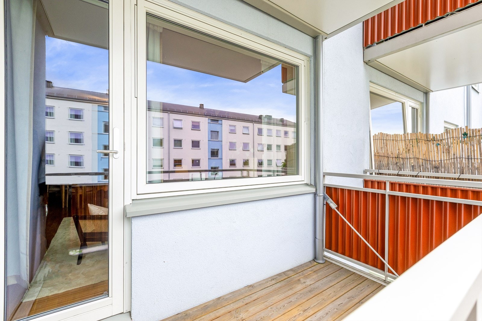 I den varme årstiden åpner du døren til balkongen og lar den friske luften strømme inn. Galleribilde