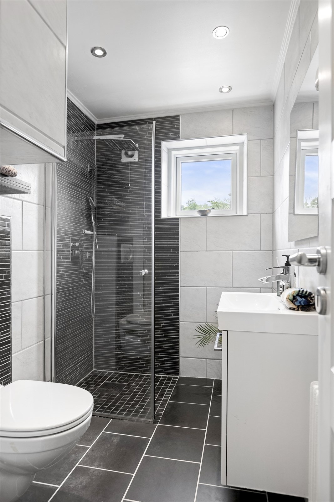 Badet er innredet med vegghengt toalett, servantskap, heldekkende servant og speil. Her er det også opplegg for vaskemaskin. Galleribilde