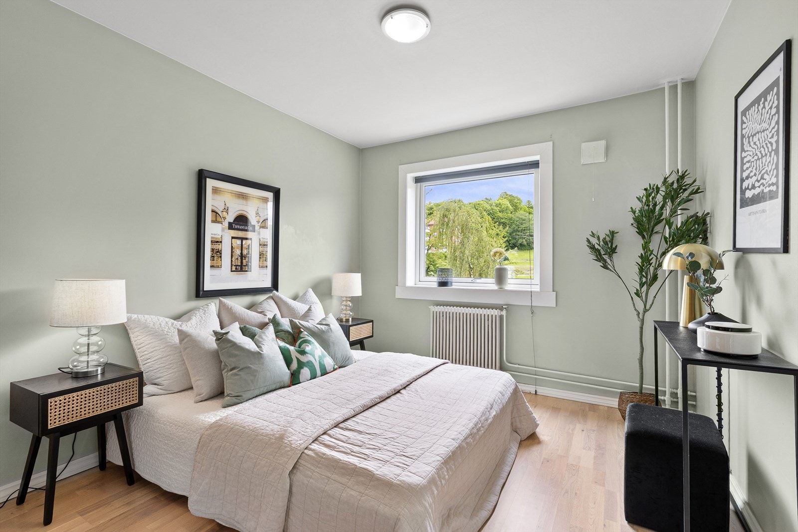 God plass til dobbeltseng, nattbord og øvrig møblement. Galleribilde