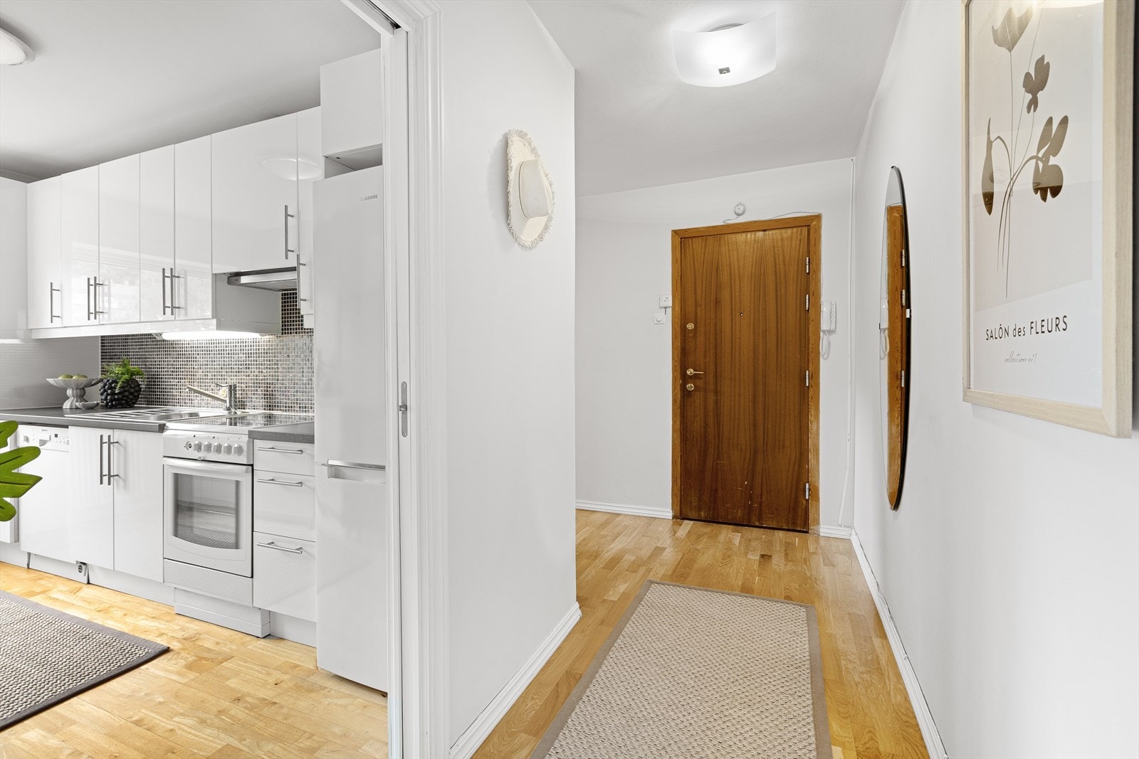 Kjøkkenet er praktisk utstyrt med opplegg for oppvaskmaskin, komfyr med platetopp og plass til frittstående kjøl/fryseskap. Galleribilde