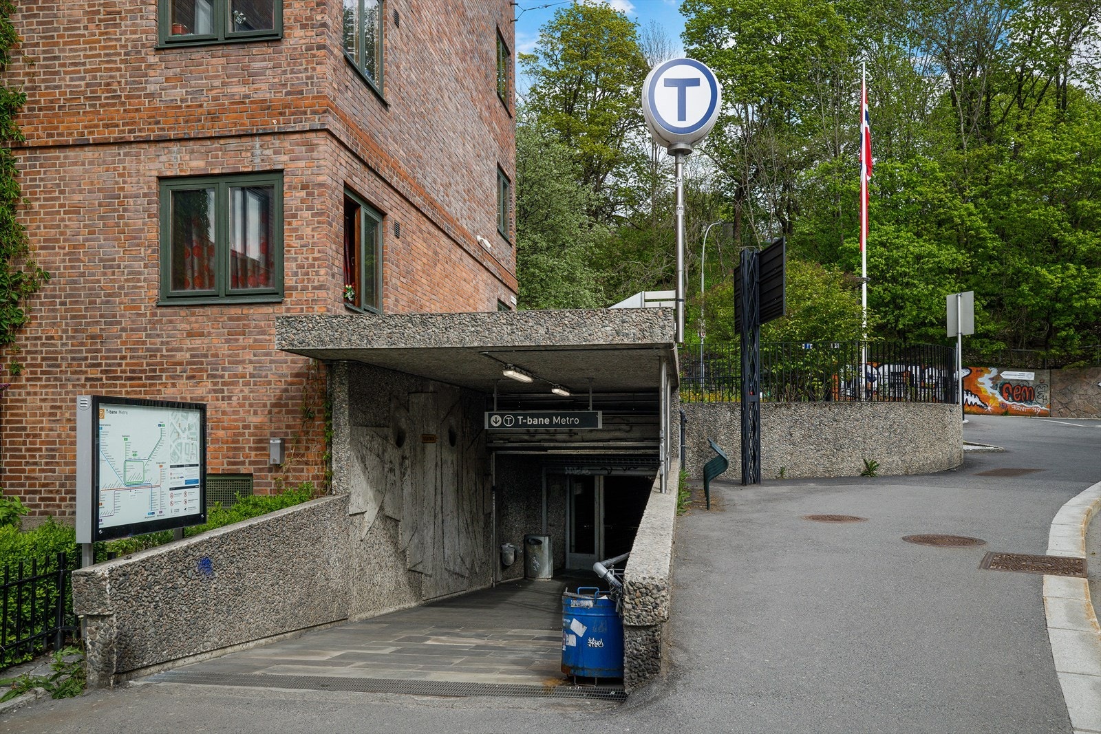 T-banen har bl.a direktelinjer til Nydalen, Blindern, Forskningsparken, Ullevål stadion, sentrum m.m. Galleribilde