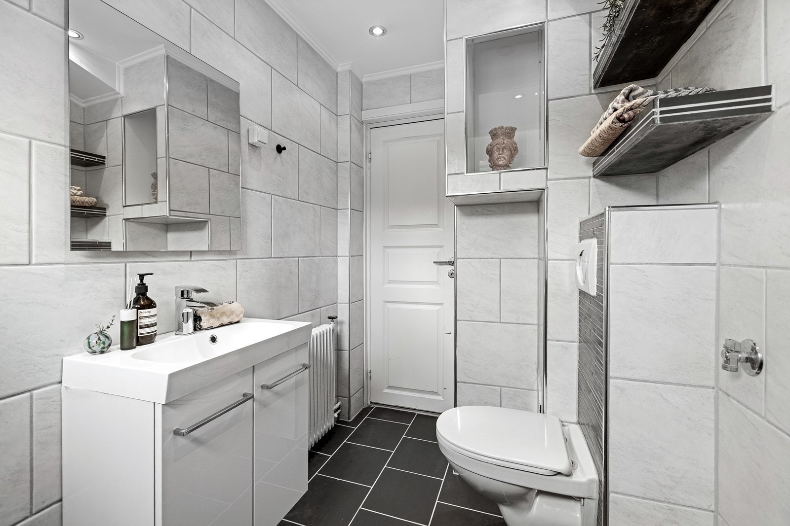 Pent flislagt baderom med varmekabler. Galleribilde