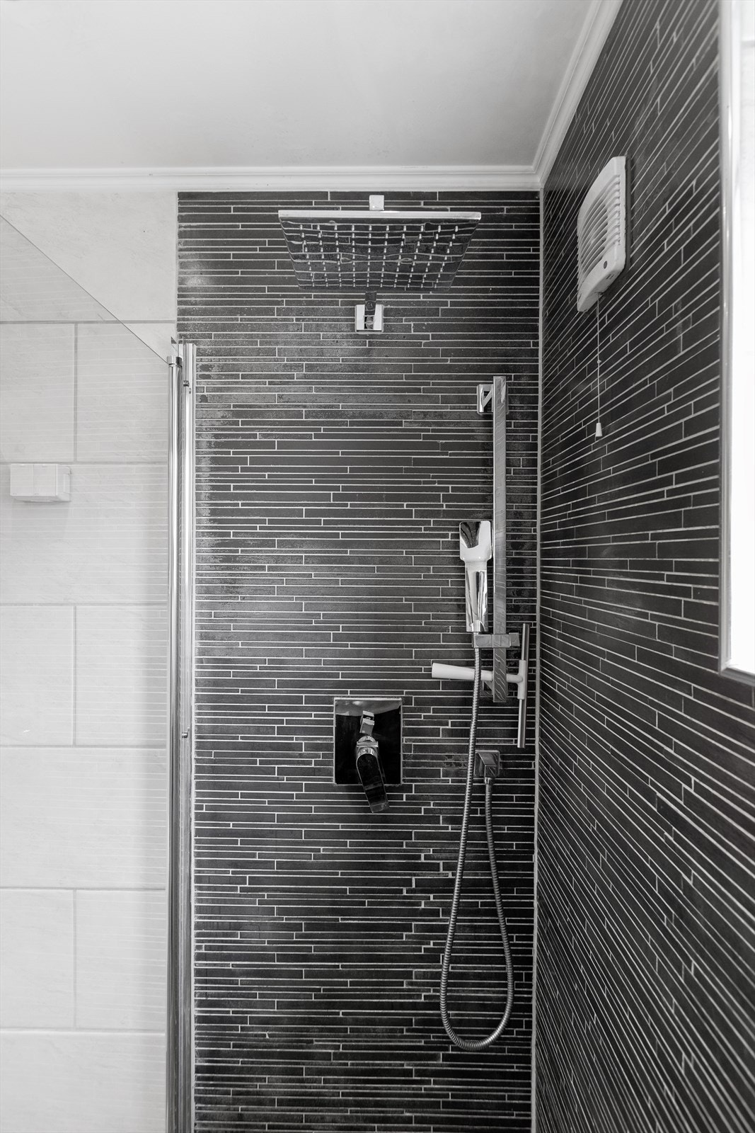 Dusjhjørne med svingdør, regnfallsdusj og hånddusj. Galleribilde