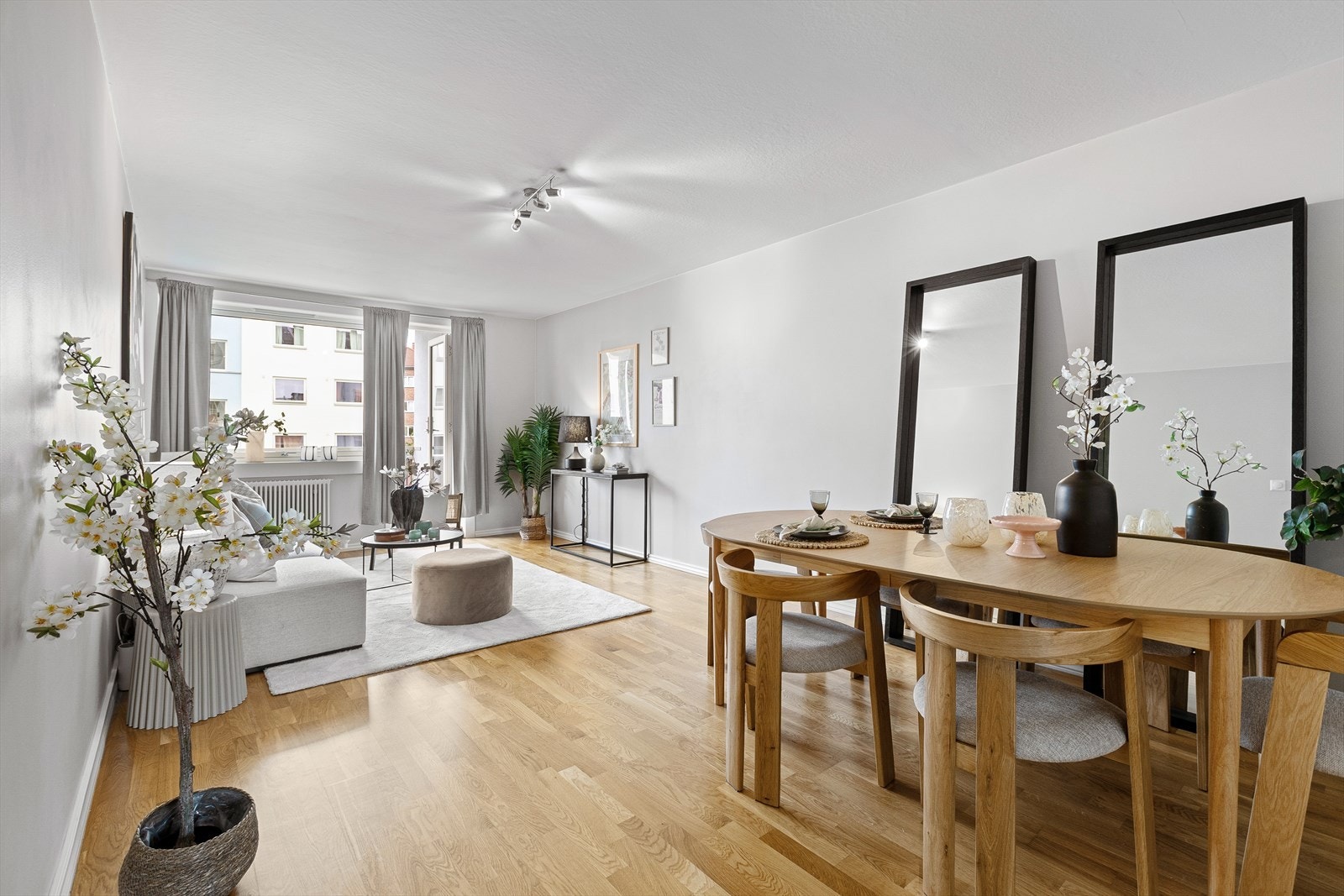 Vil du flytte rett inn i et lunt og lyst hjem med god plass og delikate fargetoner? Ta en titt - kanskje dette er ditt neste hjem! Galleribilde