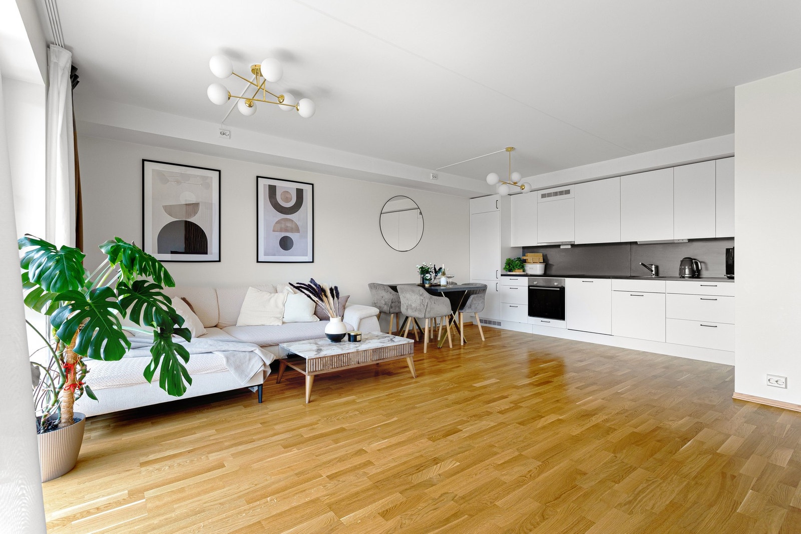 Romslig stue/kjøkken på hele 28,4m². Galleribilde