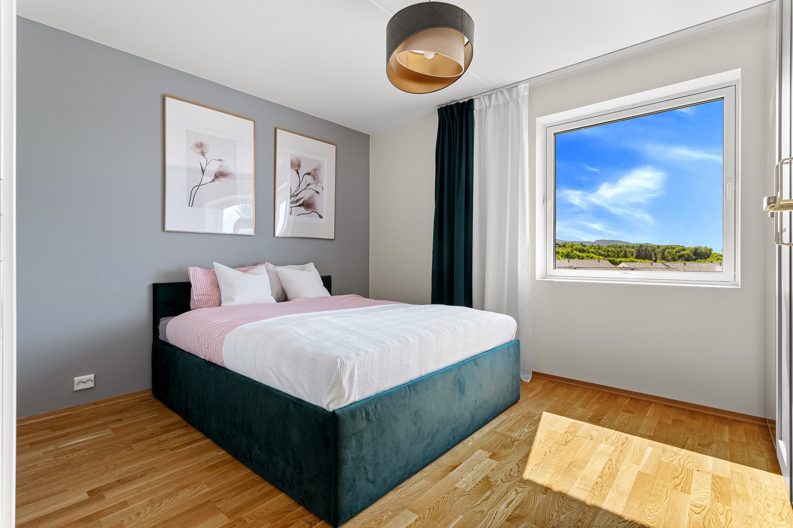 Leiligheten har 2 romslige soverom der det største er på hele 12,4m². Galleribilde