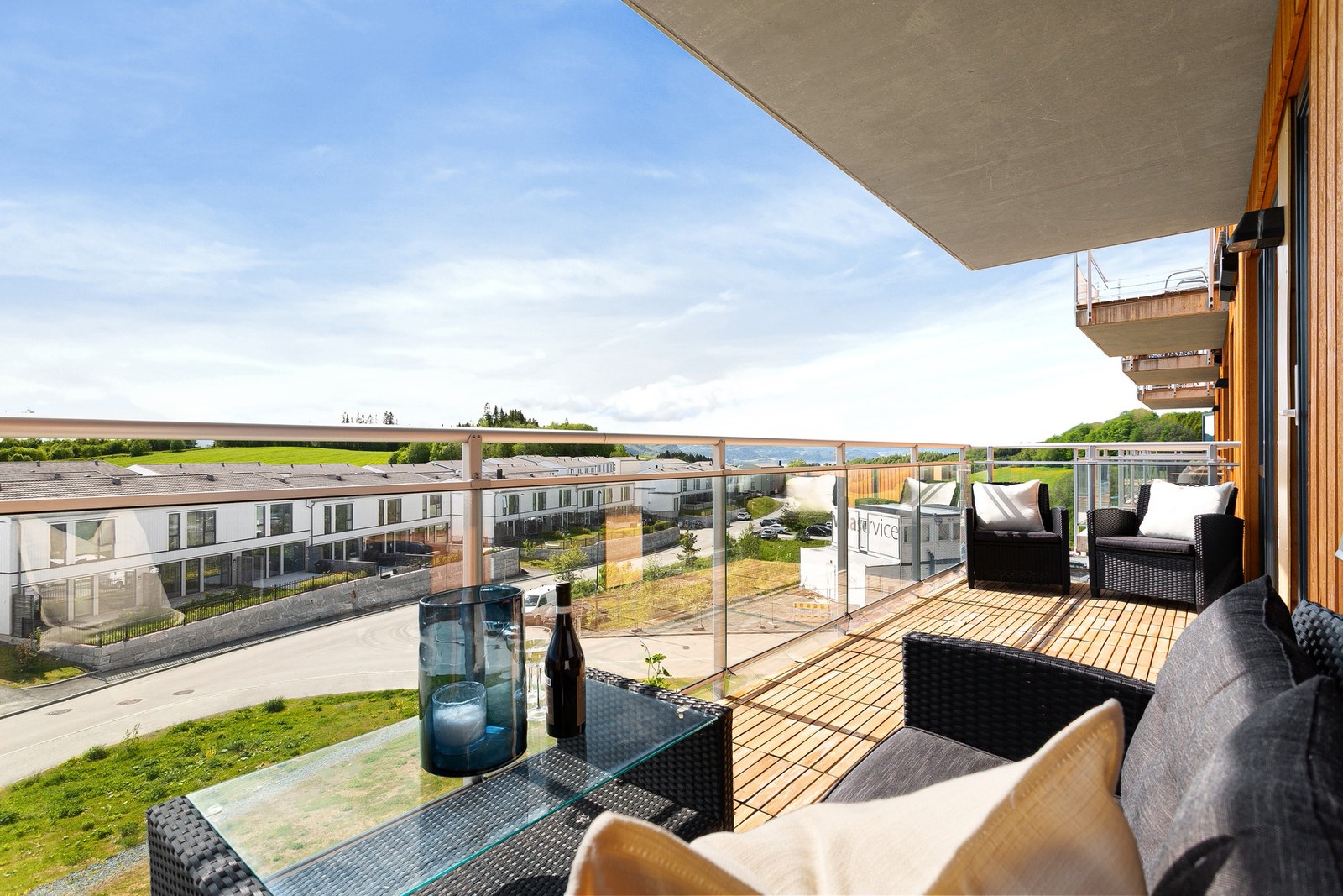 Her er det god plass til ønsket utemøblement. Galleribilde