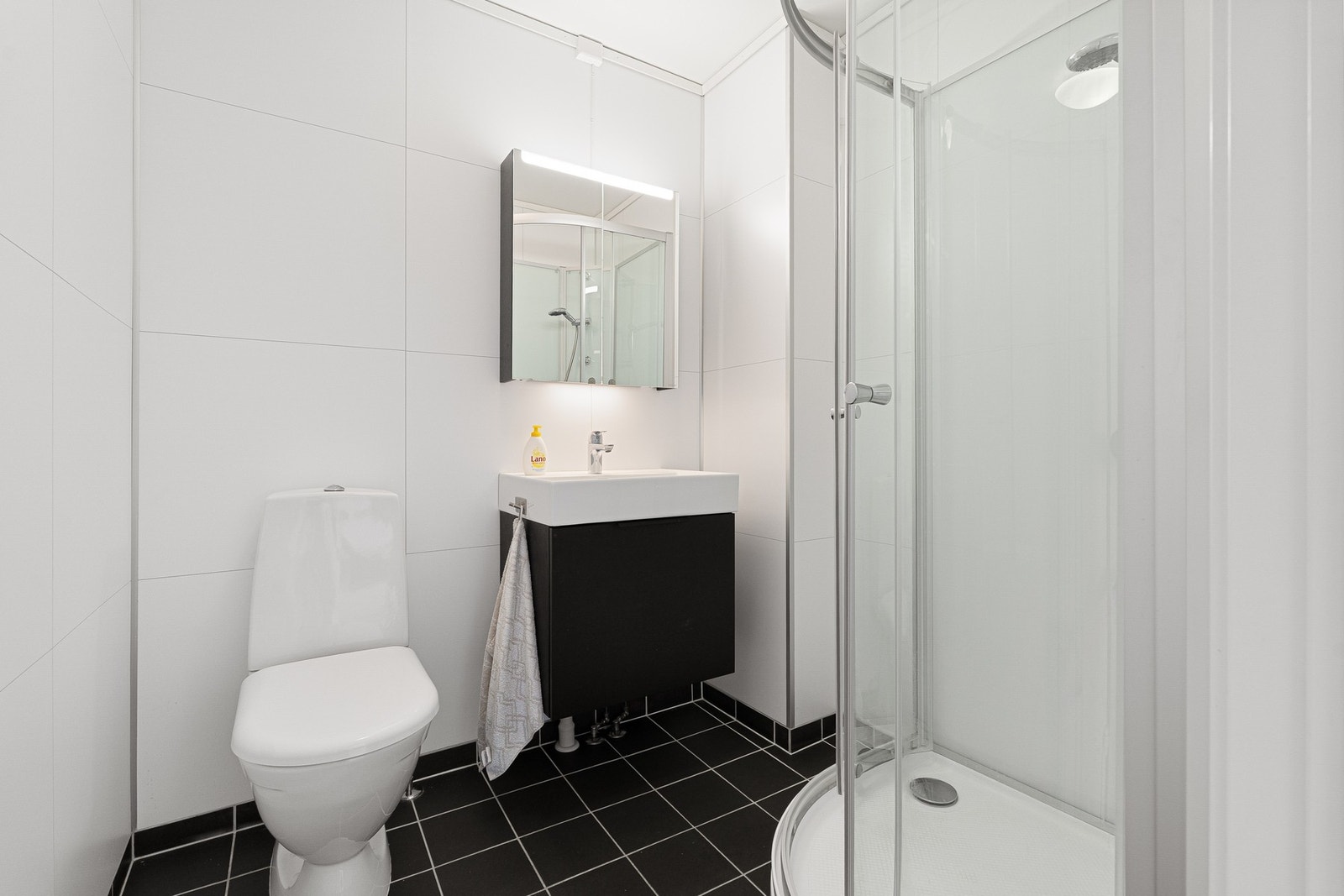 Pent bad med flislagt gulv og behagelig gulvvarme. Galleribilde