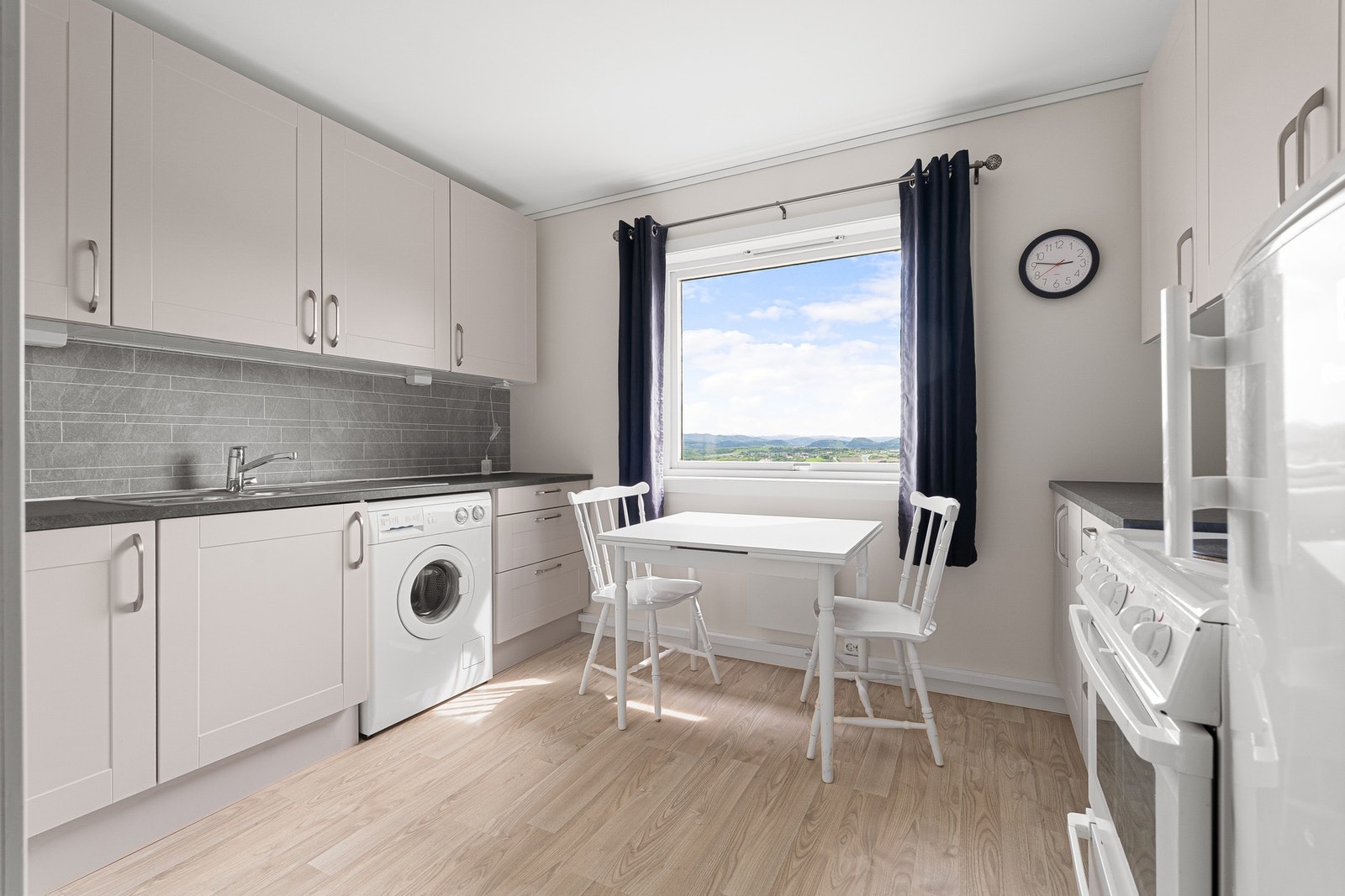 Flott kjøkken med mye skap- og benkeplass. Galleribilde